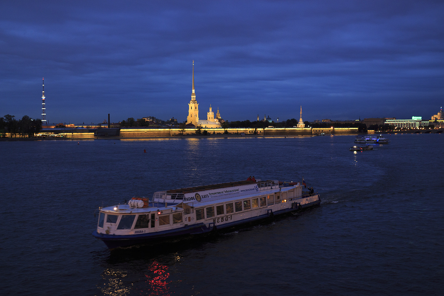 Canon EOS 650D (EOS Rebel T4i / EOS Kiss X6i) + Sigma 35mm F1.4 DG HSM Art sample photo. Saint-petersburg at night photography