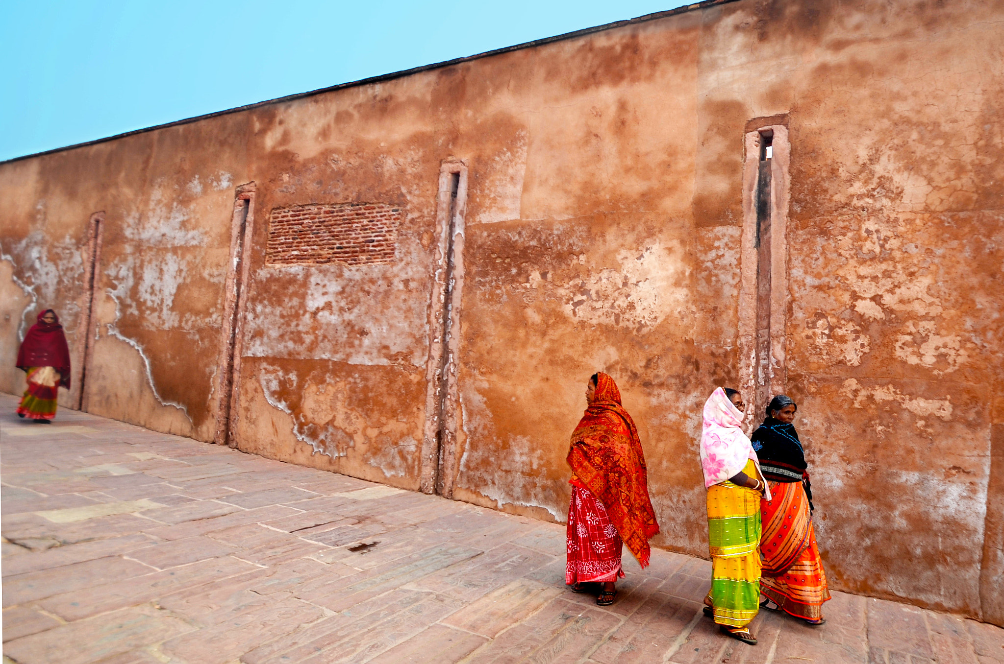 Nikon D5100 sample photo. Agra red fort () with sari ladies w vlaney magic photography