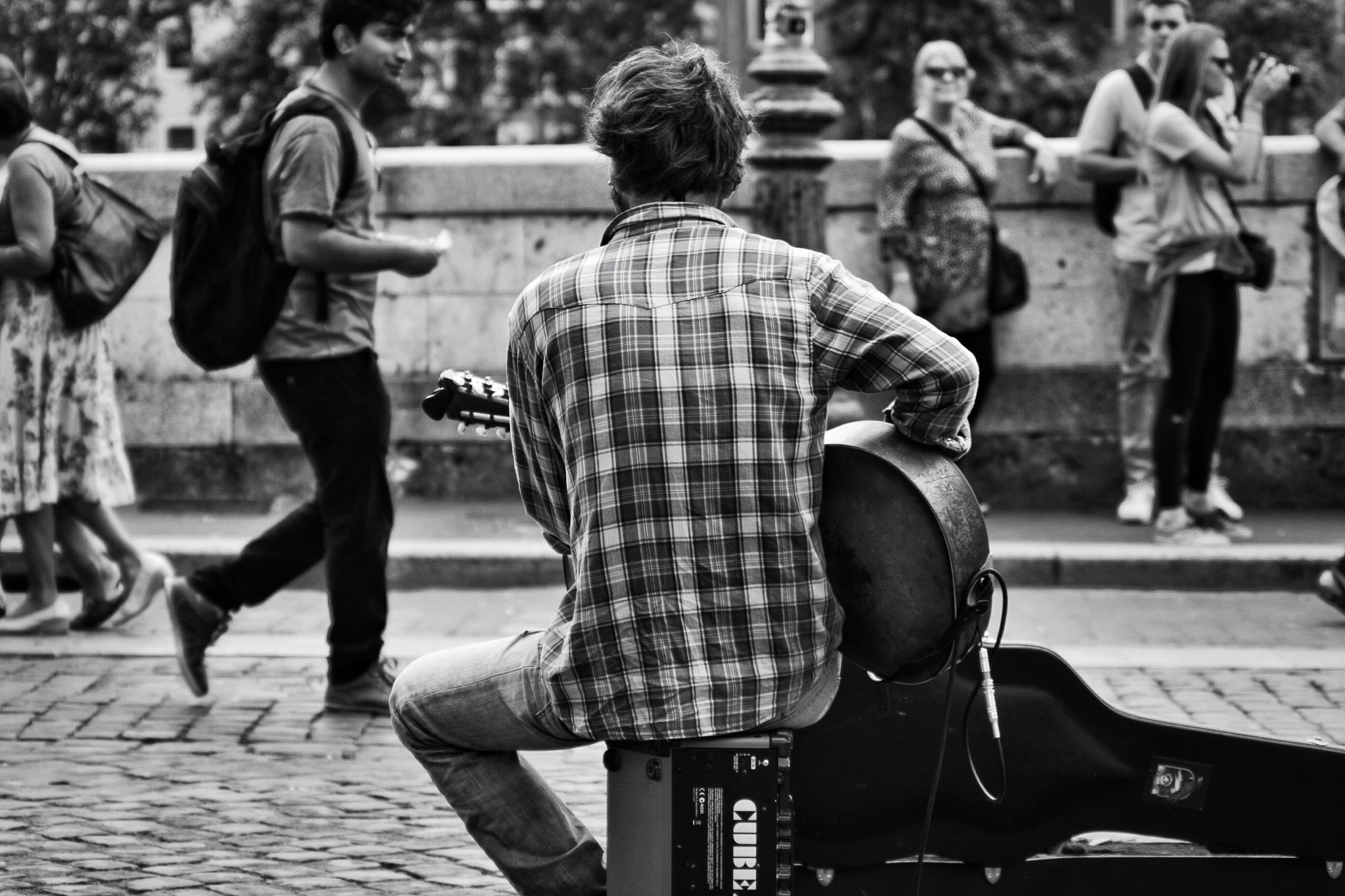 Canon EOS 100D (EOS Rebel SL1 / EOS Kiss X7) + Canon 70-300mm sample photo. Guitar hero in rome photography