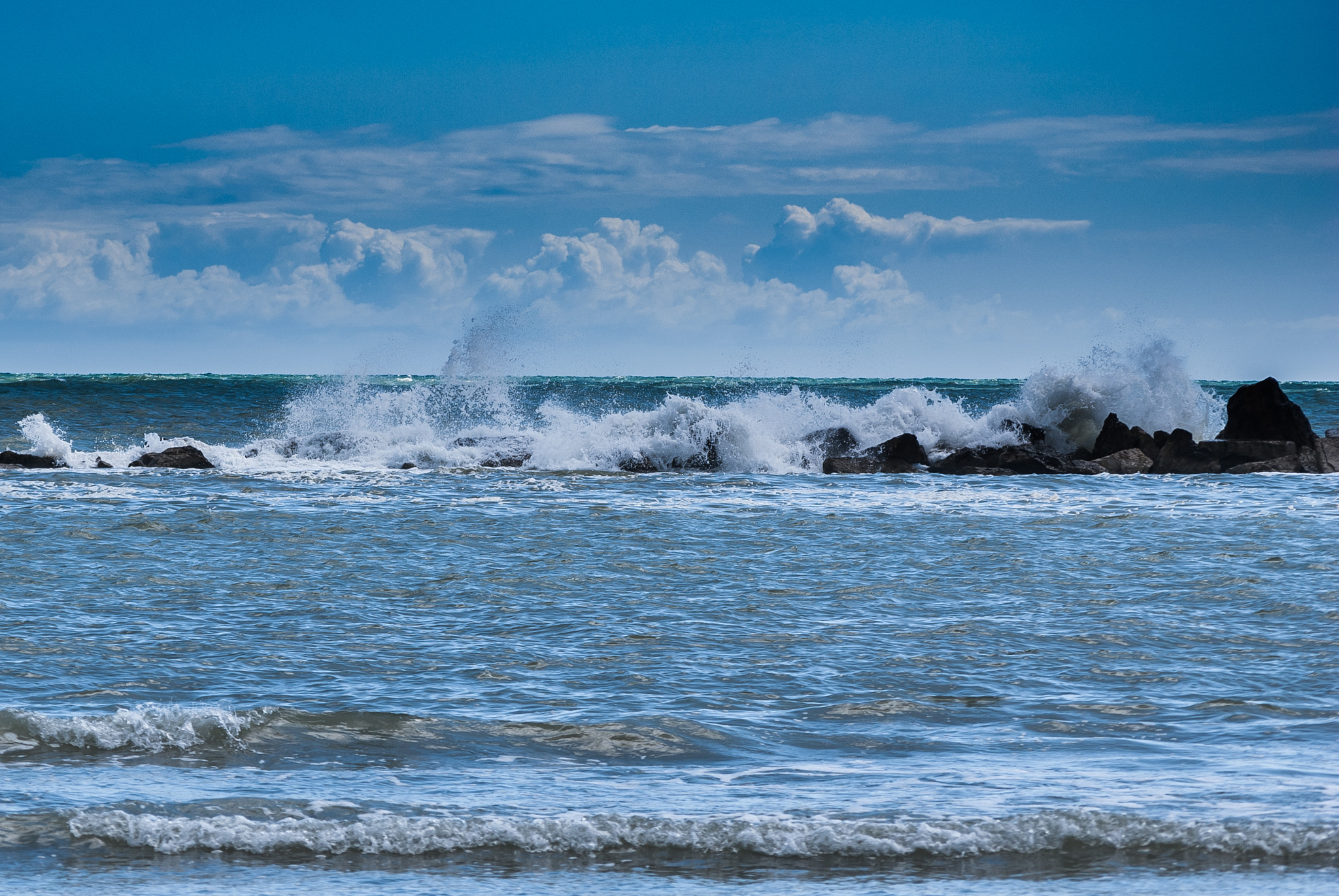 Nikon D40X sample photo. Crashing photography