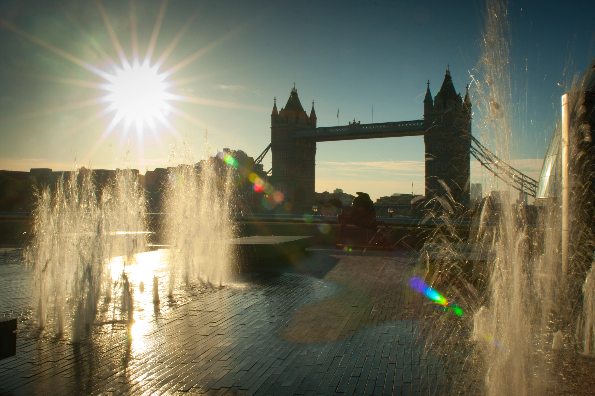 Canon EOS 40D sample photo. Tower bridge fountains photography