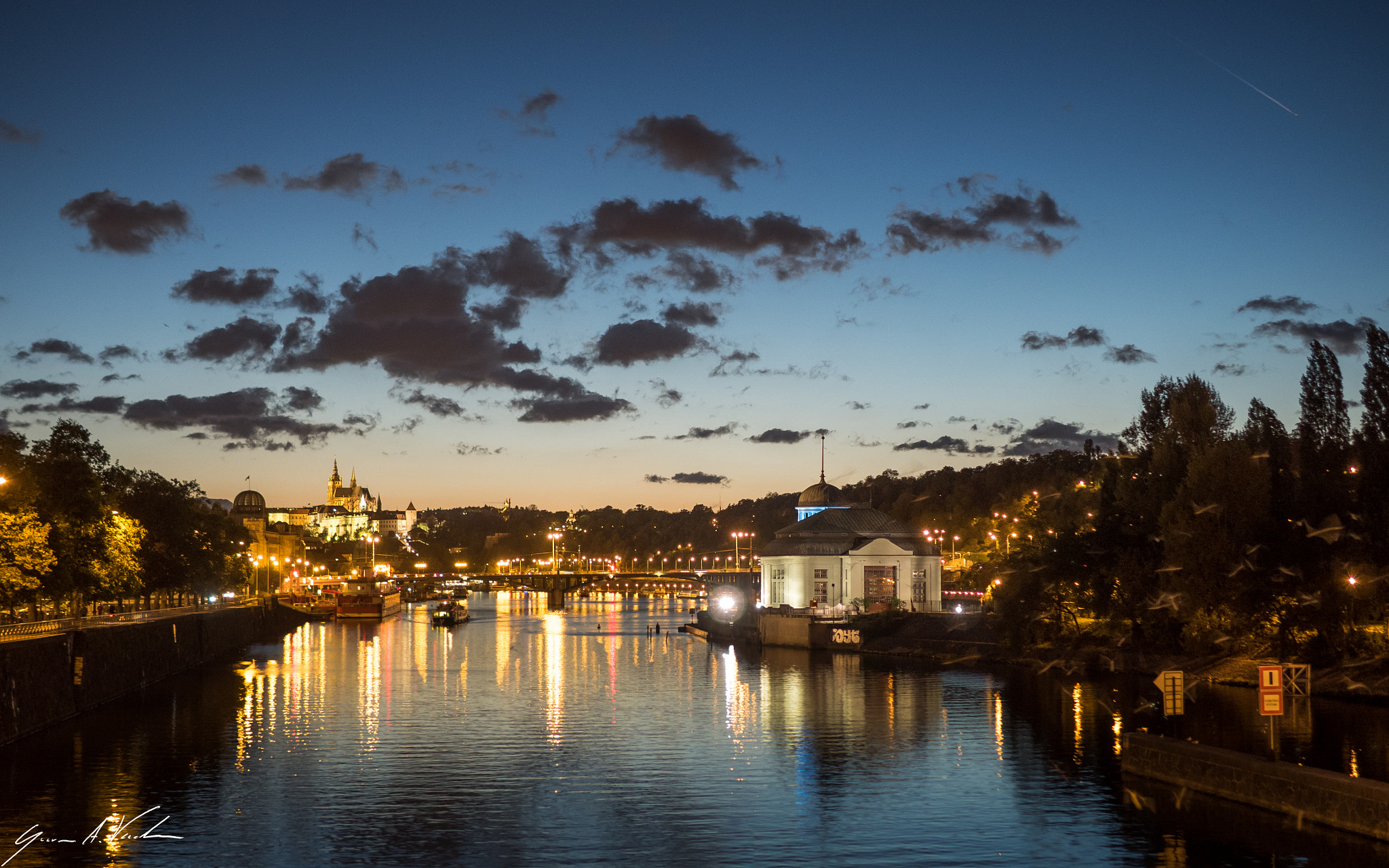 Olympus OM-D E-M5 II + Panasonic Leica DG Summilux 25mm F1.4 II ASPH sample photo. Prague photography