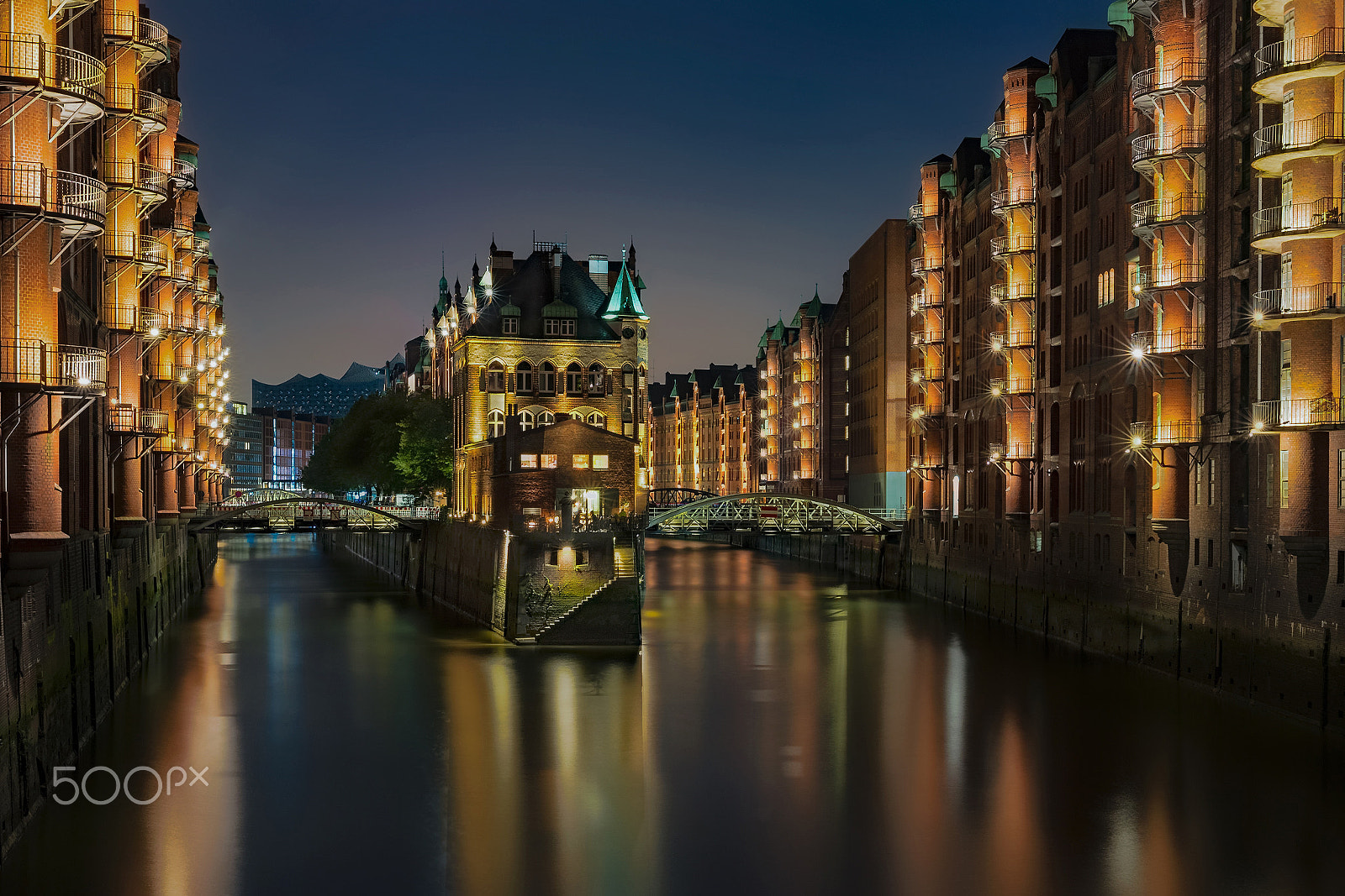 Canon EF 35mm F1.4L II USM sample photo. Old hamburg , in blue hour, germany photography