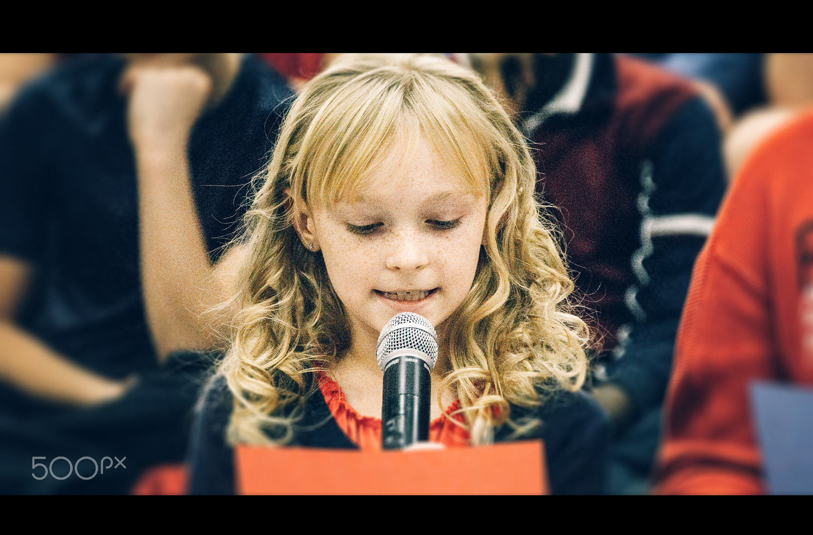 Sony 70-300mm F4.5-5.6 G SSM sample photo. Making a speech photography
