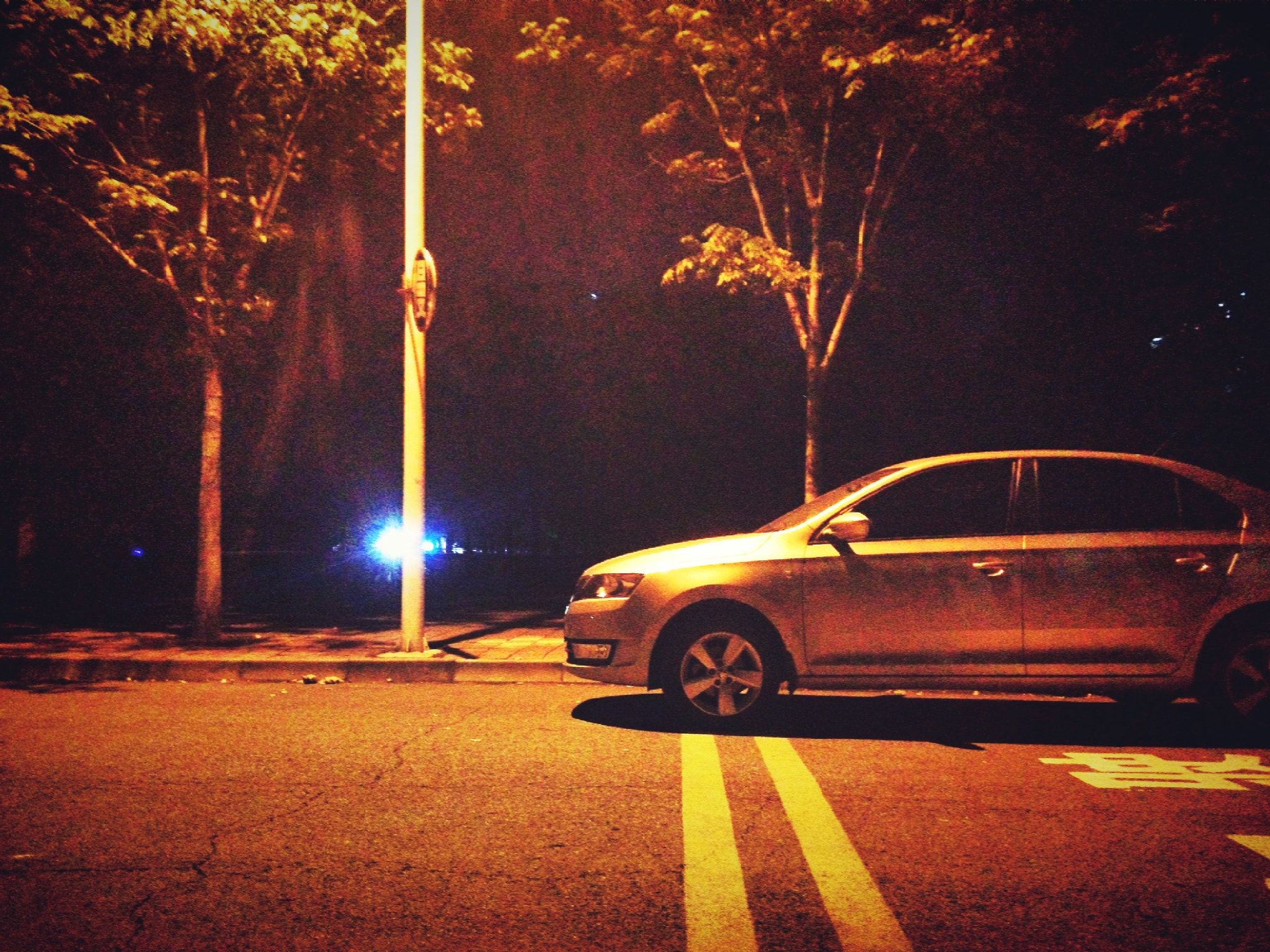 Xiaomi MI3 sample photo. Car and light photography