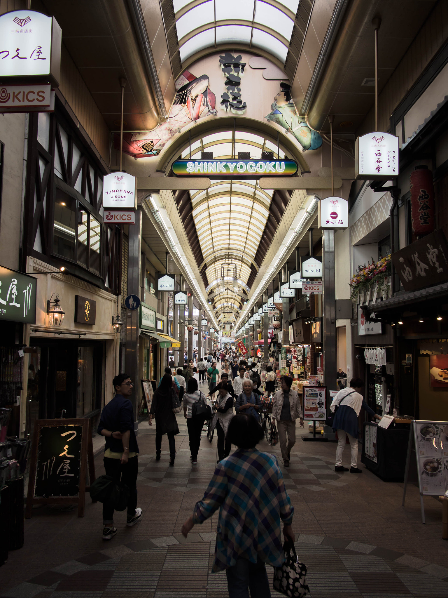 Olympus PEN E-PL6 + Panasonic Lumix G 14mm F2.5 ASPH sample photo. Kyoto shop til you drop photography