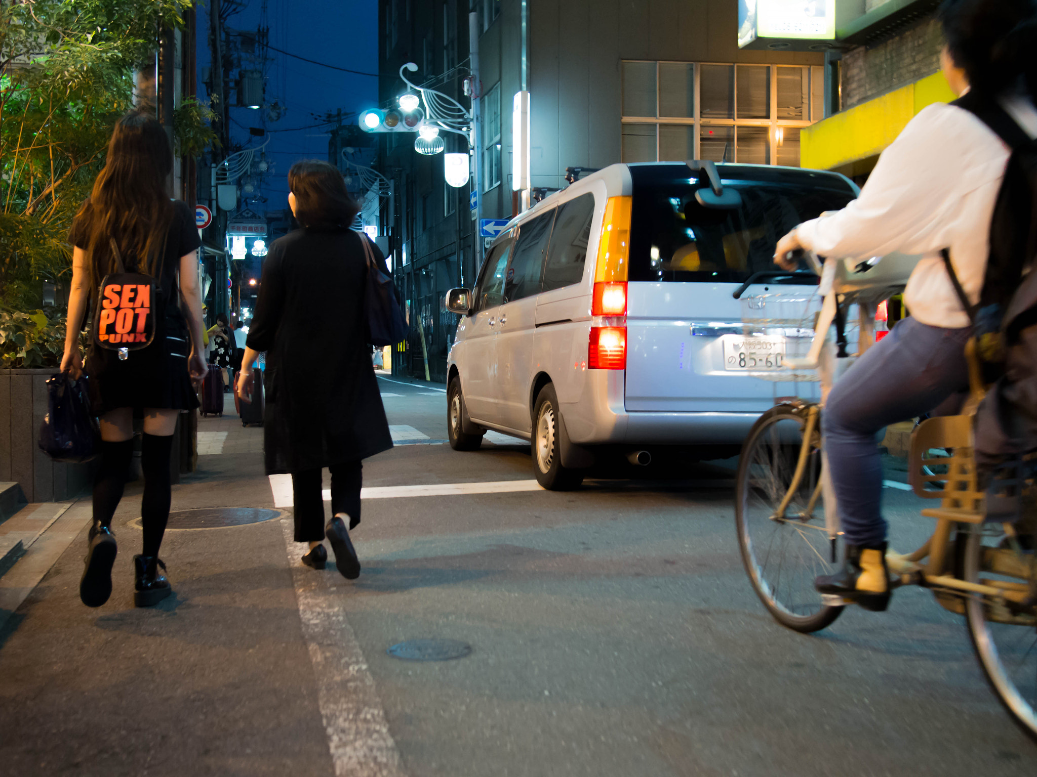 Olympus PEN E-PL6 + Panasonic Lumix G 20mm F1.7 ASPH sample photo. Backpack in osaka photography