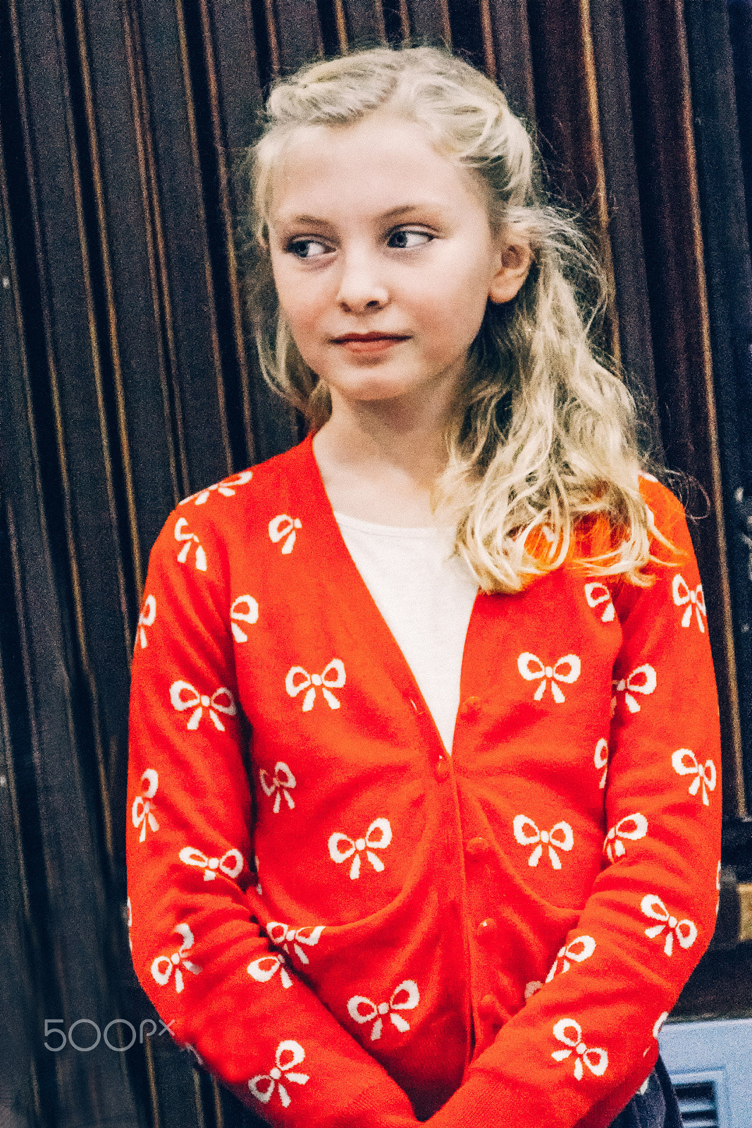 Sony 70-300mm F4.5-5.6 G SSM sample photo. Girl in red photography