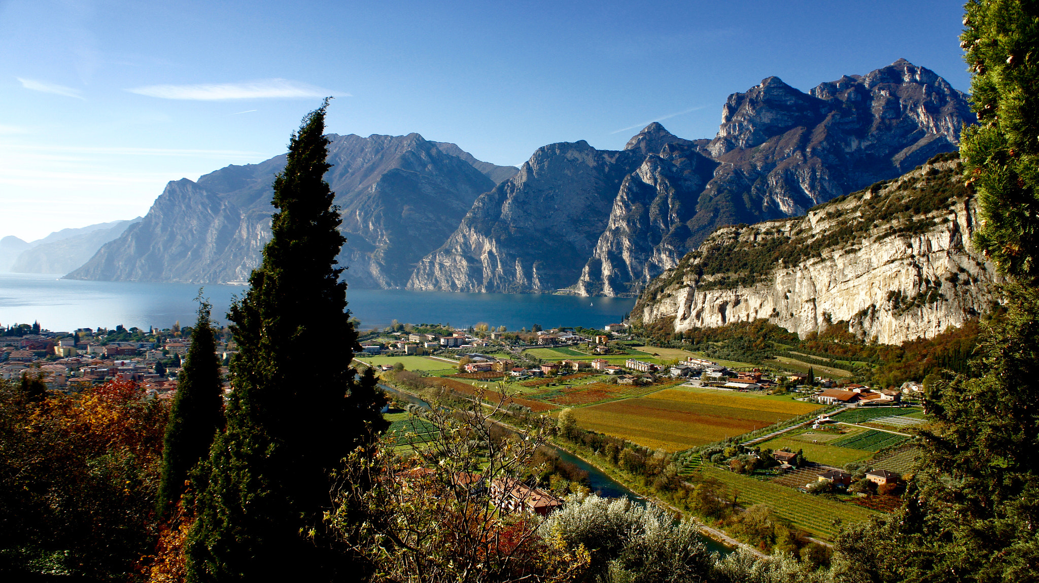 Tamron 18-200mm F3.5-6.3 Di III VC sample photo. Lago di garda, italy photography
