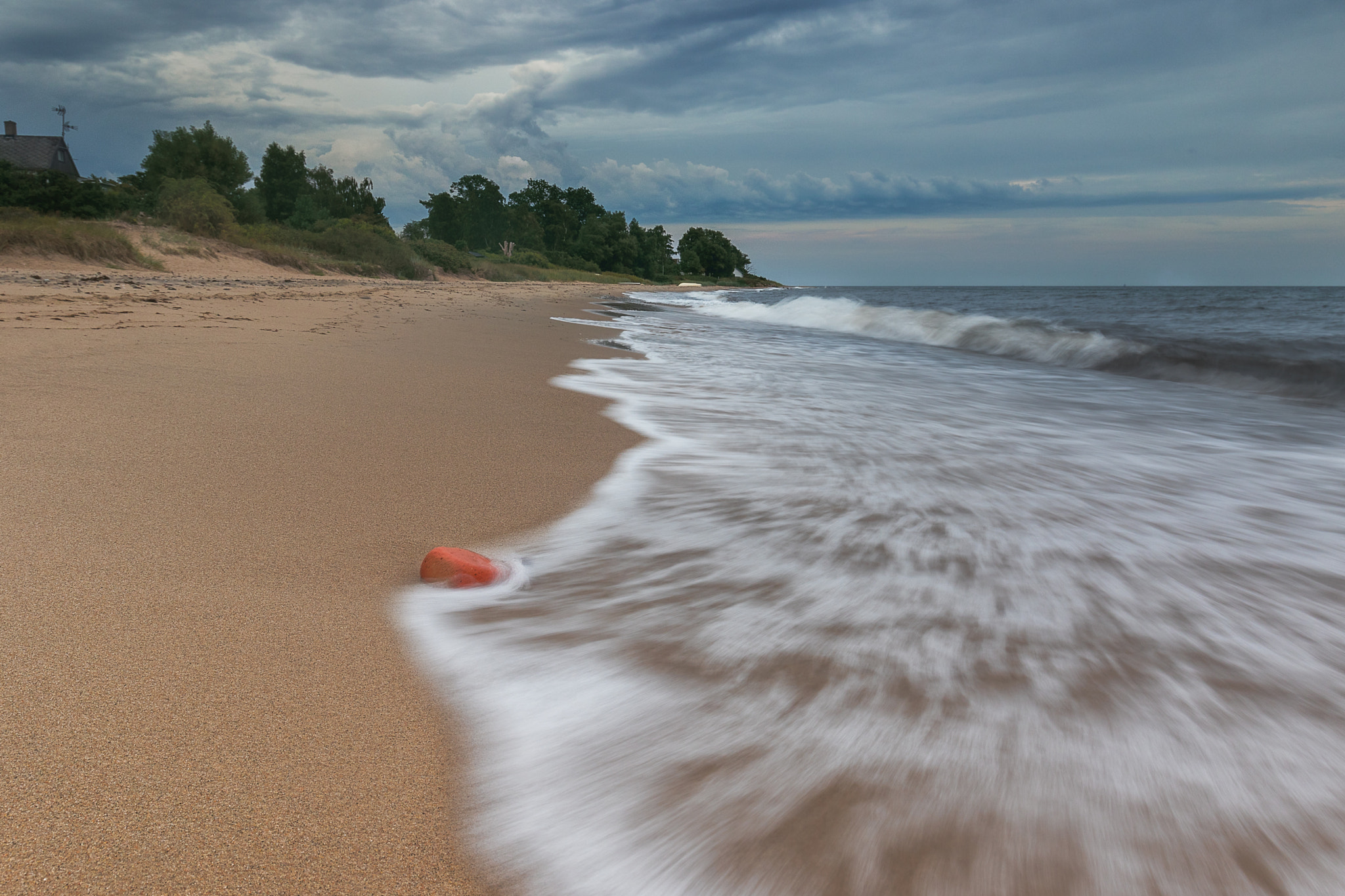 Canon EF 16-35mm F4L IS USM sample photo. Red stone hit by the wave photography