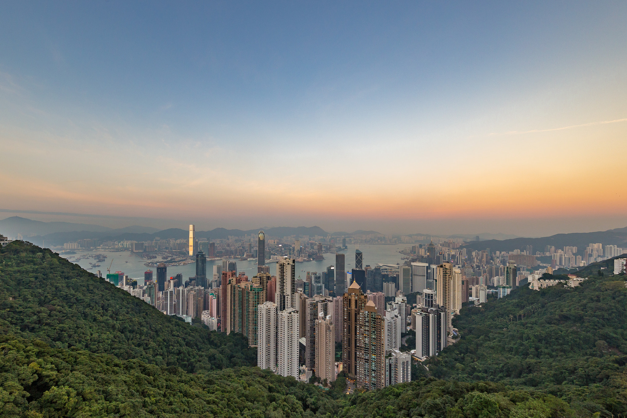 Canon EOS 6D + Canon EF 11-24mm F4L USM sample photo. Victoria peak photography