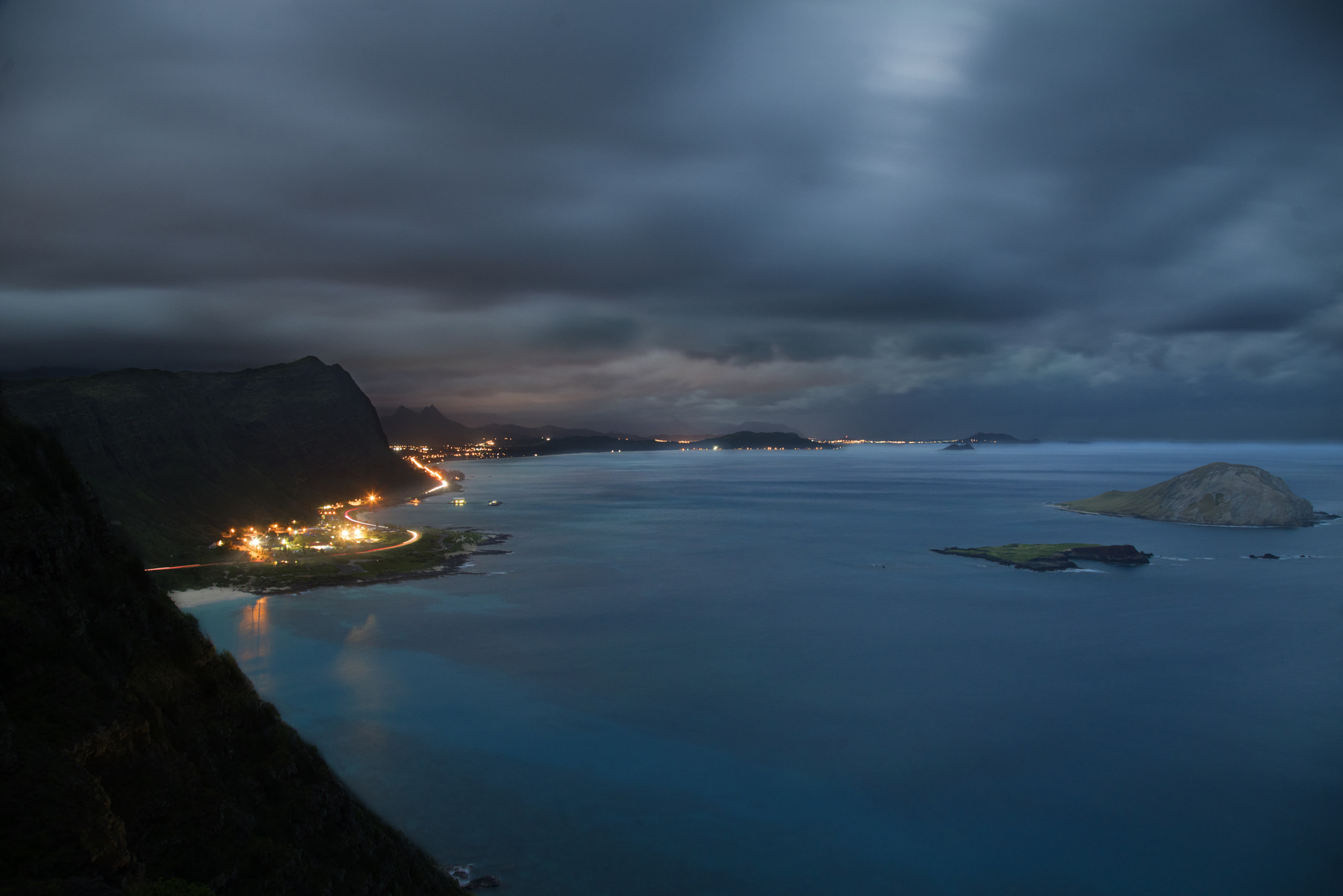 Sony a7R + Canon EF 24-105mm F4L IS USM sample photo. Night over hawaiian town photography