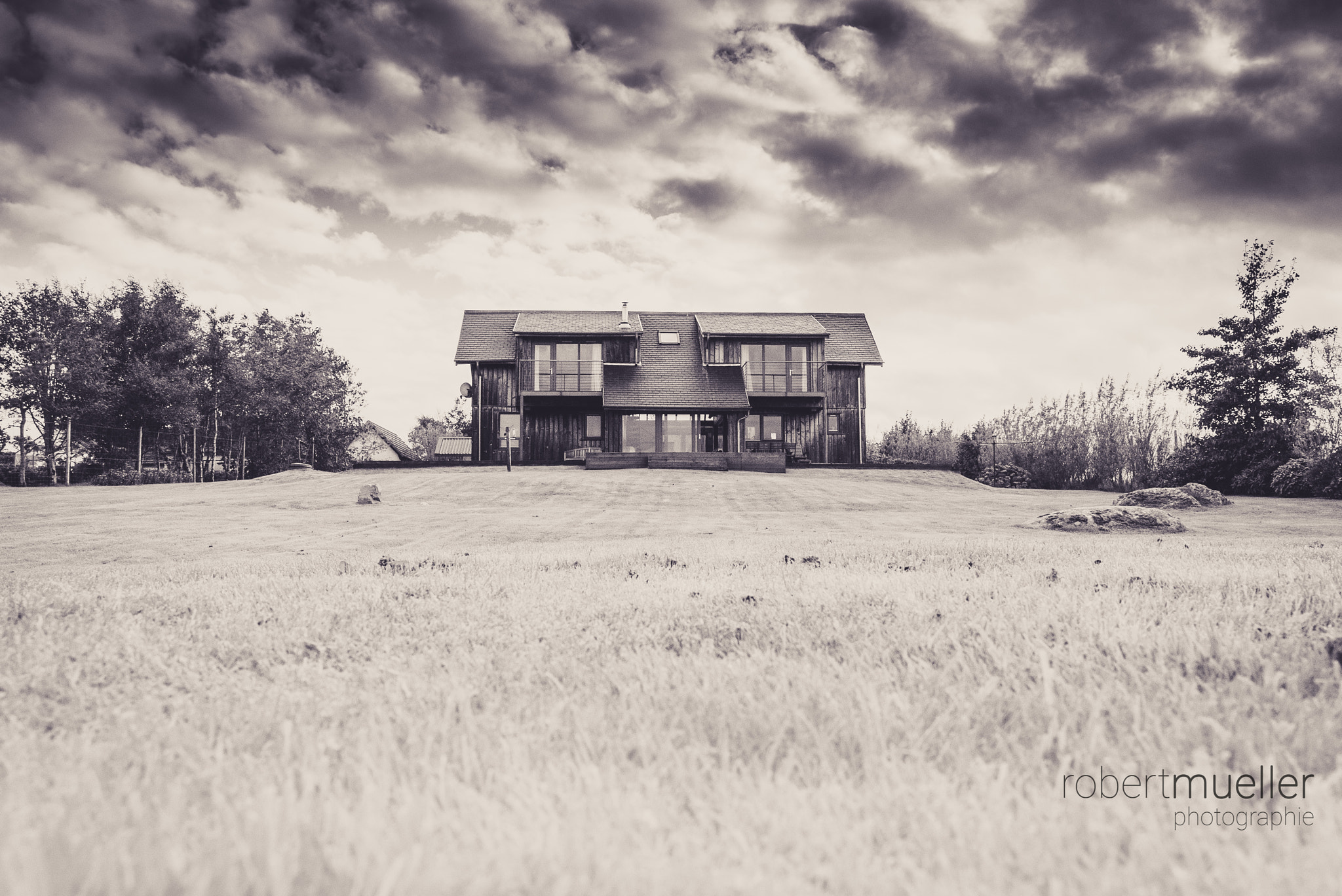 Sony FE PZ 28-135mm F4 G OSS sample photo. The house photography