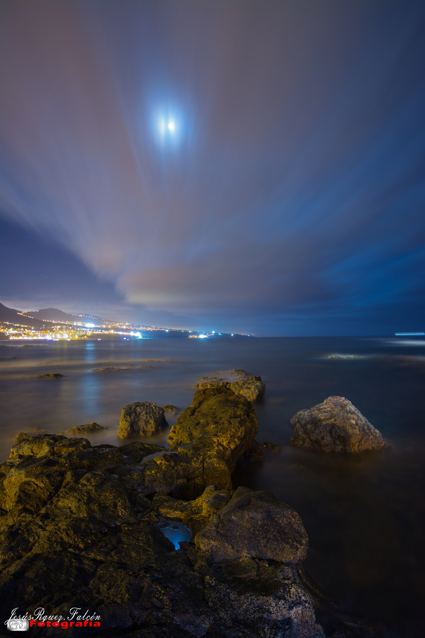 Samyang 14mm F2.8 ED AS IF UMC sample photo. The sea and the moon. photography
