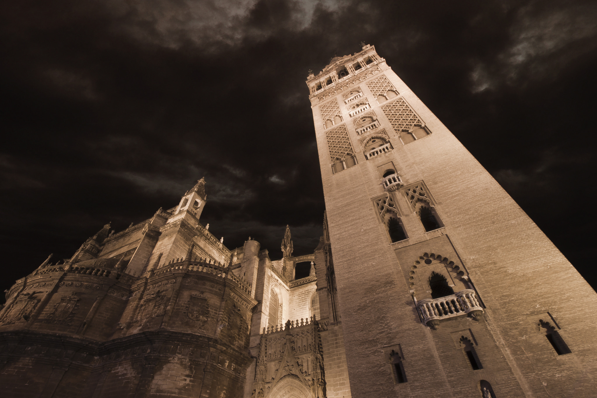 Canon EOS 500D (EOS Rebel T1i / EOS Kiss X3) sample photo. Giralda tower and seville cathedral photography