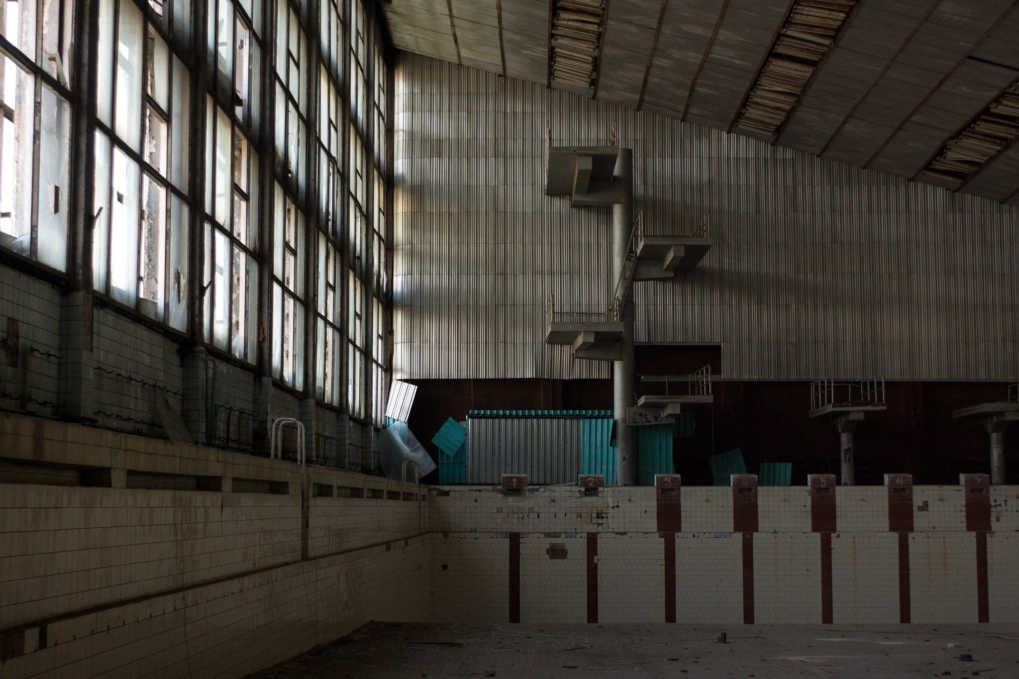 Canon EF 35-80mm f/4-5.6 sample photo. An abandoned swimming pool photography