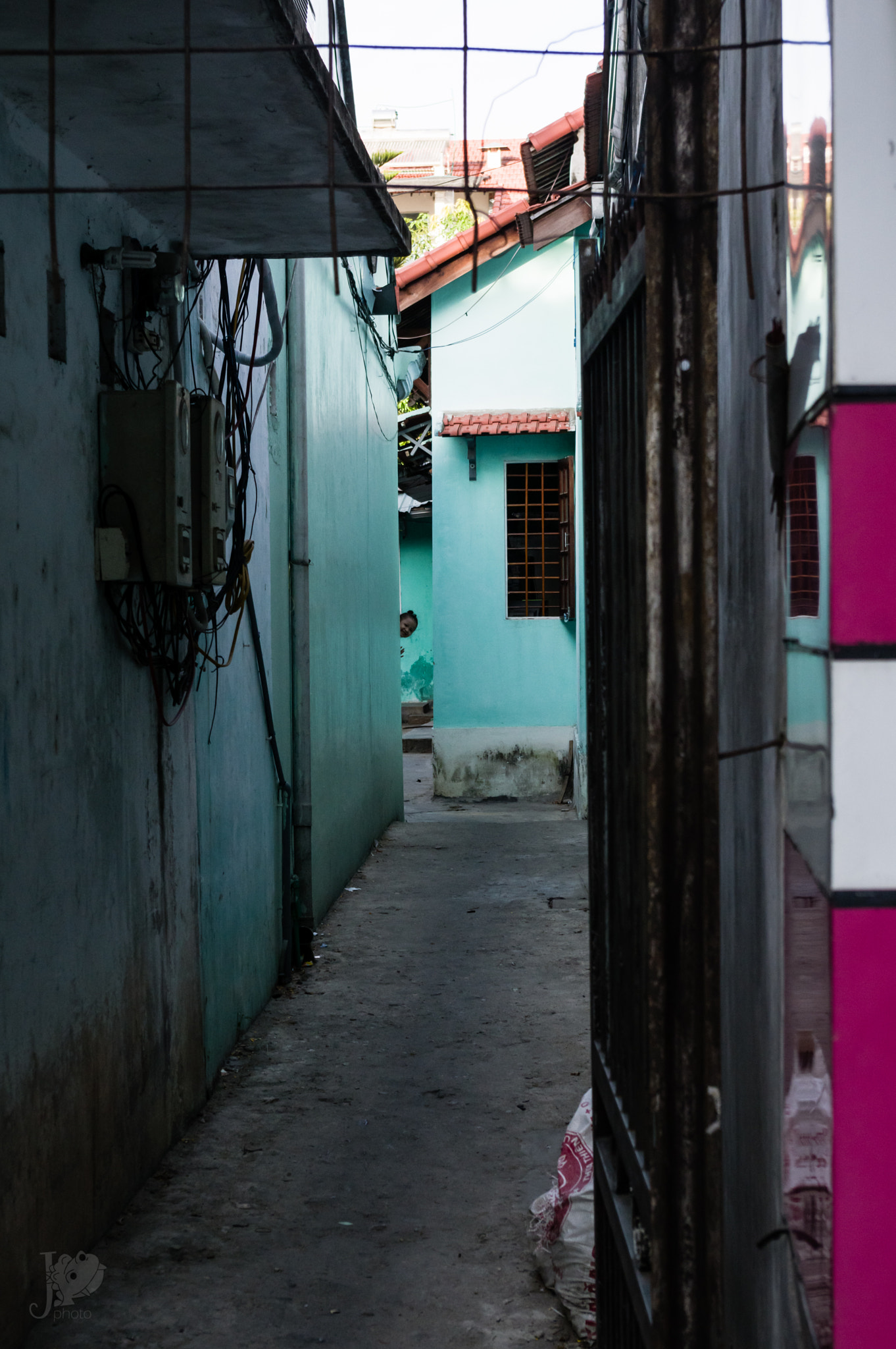 Pentax smc DA 18-55mm F3.5-5.6 AL WR sample photo. Joyeux hello par une jeune fille dans une ruelle photography