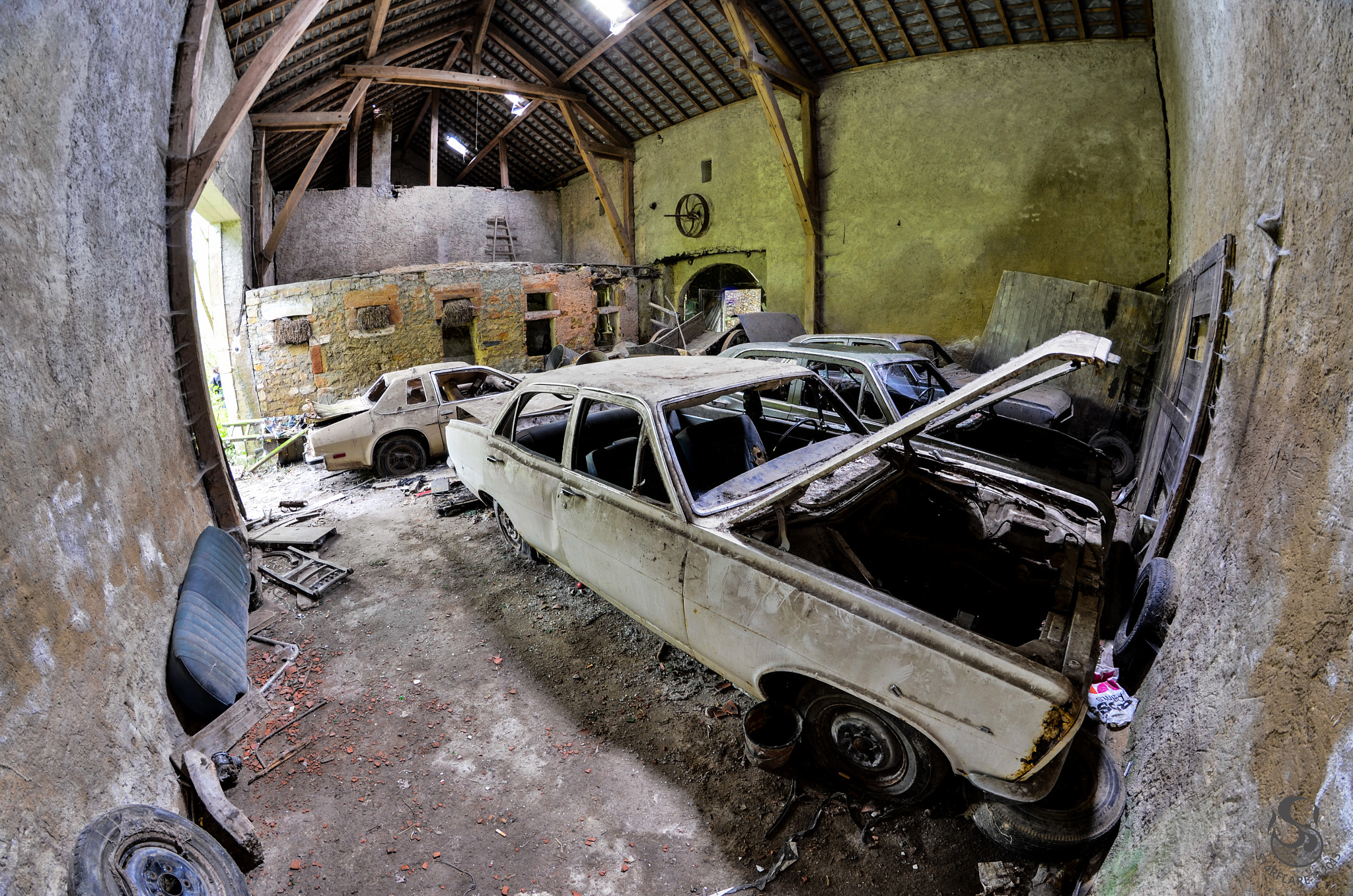Nikon D5100 + Samyang 8mm F3.5 Aspherical IF MC Fisheye sample photo. Mr léon greiveldinger abandoned cars photography