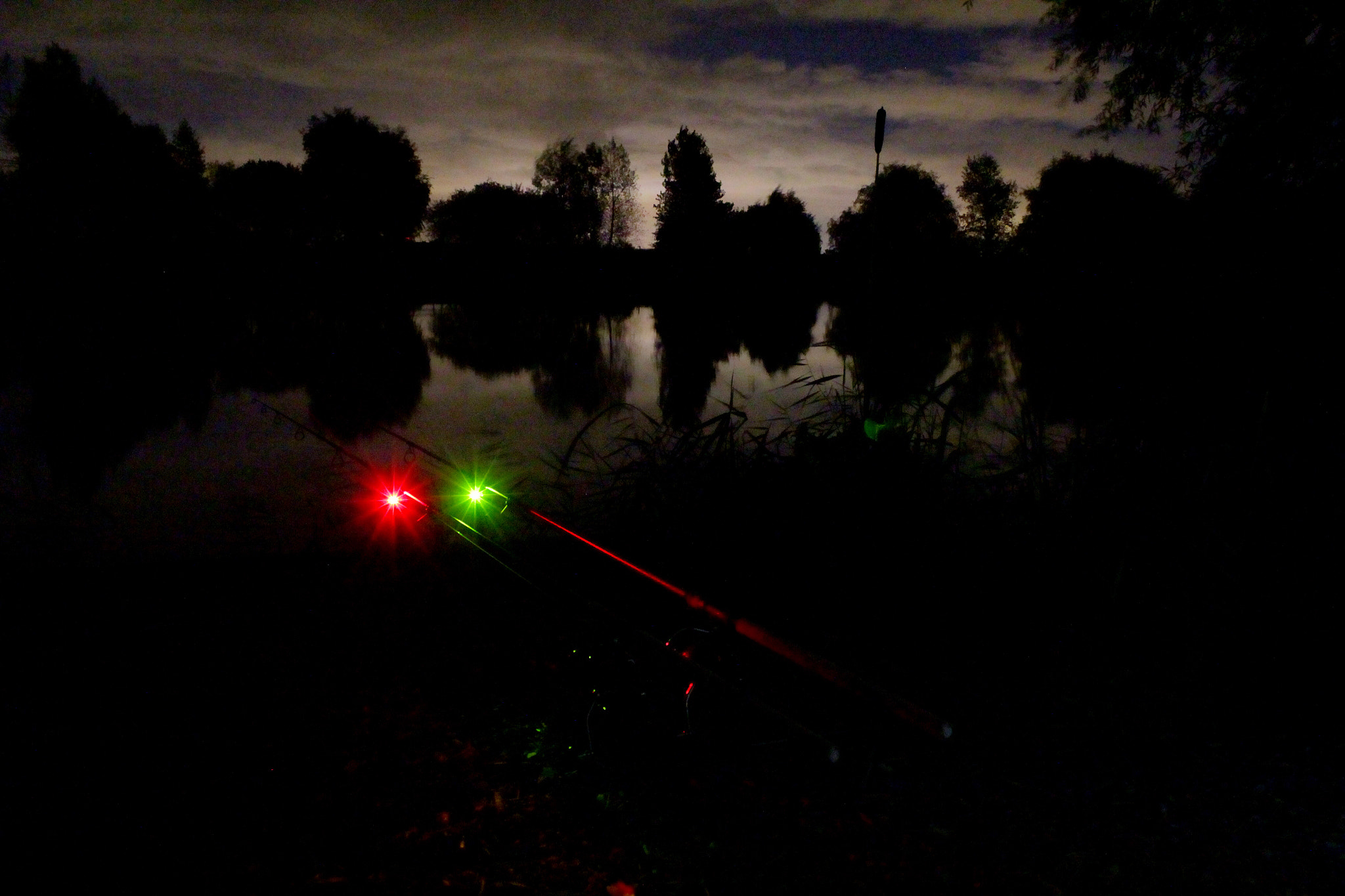 Canon EOS 1200D (EOS Rebel T5 / EOS Kiss X70 / EOS Hi) + Canon EF-S 18-55mm F3.5-5.6 III sample photo. Carp fishing at night photography