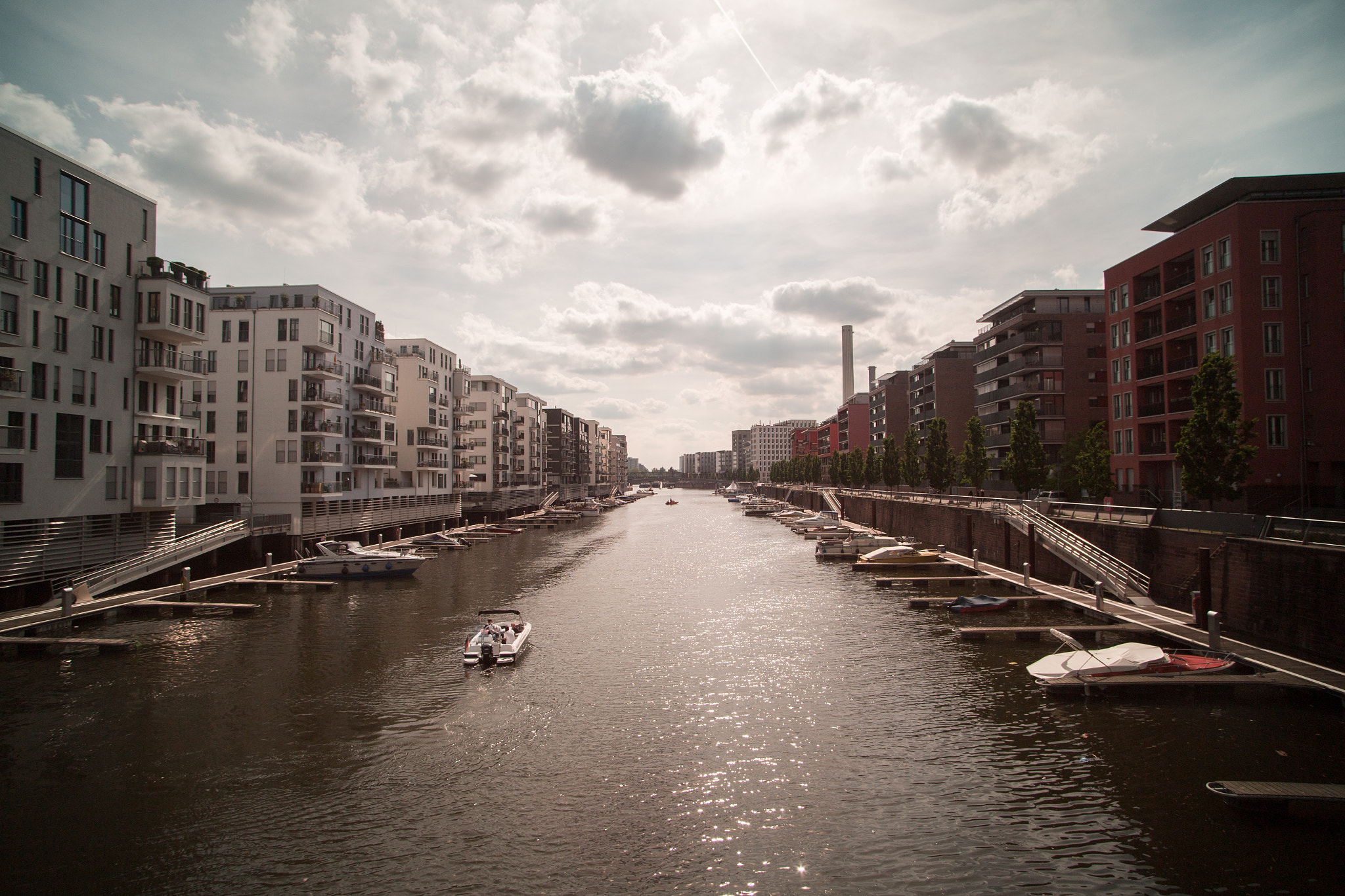 Tokina AF 193-2 19-35mm f/3.5-4.5 sample photo. Wohngegend photography