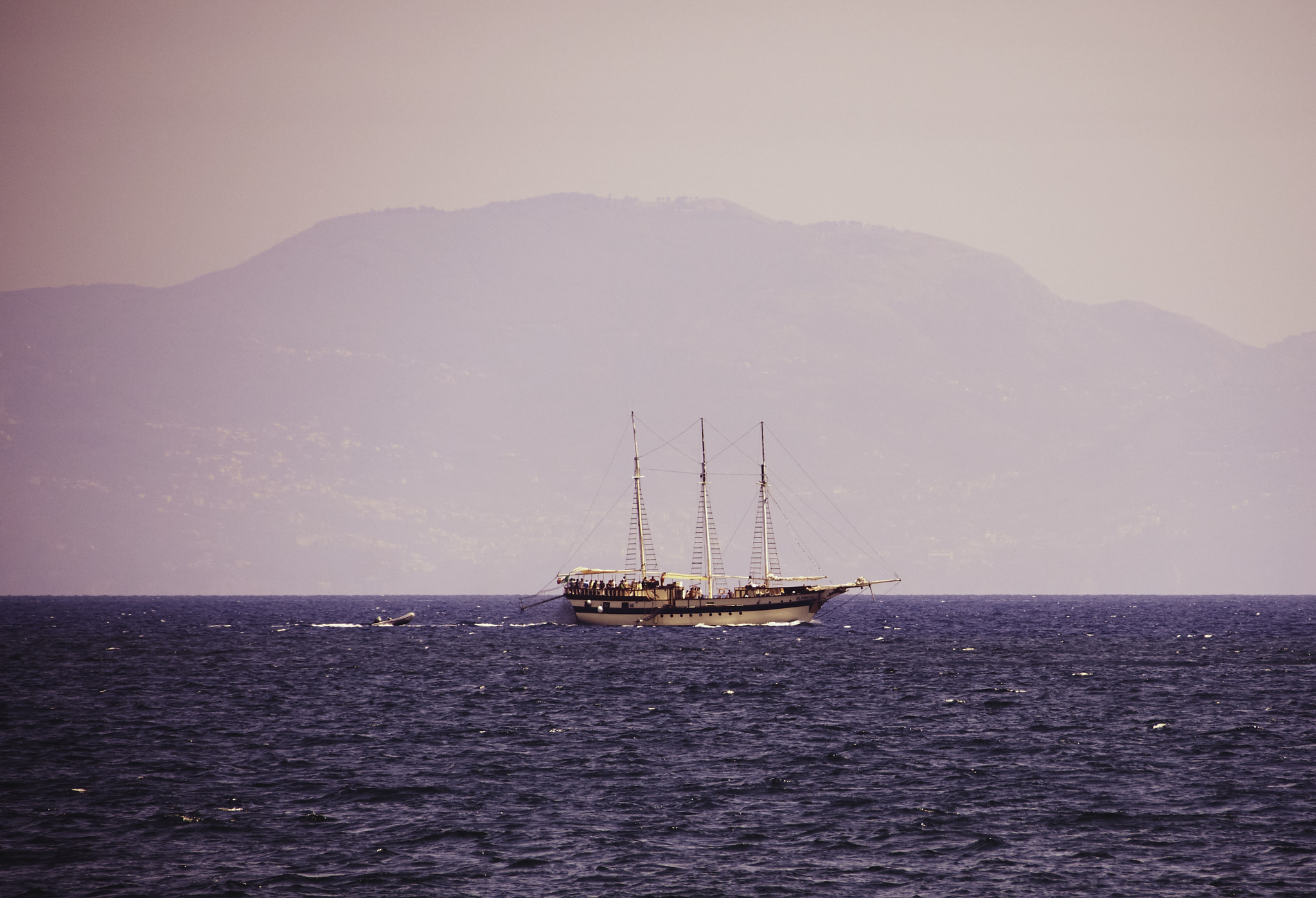 Olympus OM-D E-M5 II sample photo. Una barca in mezzo al mar... photography
