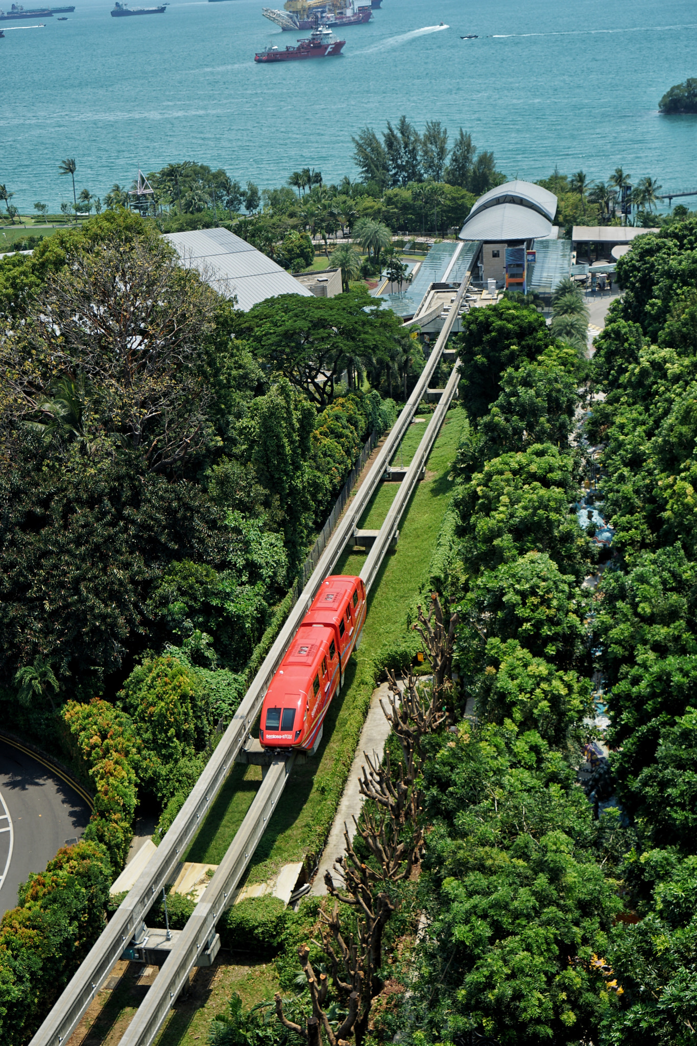 Sony a7 II + Sony Vario Tessar T* FE 24-70mm F4 ZA OSS sample photo. Singapore-train photography