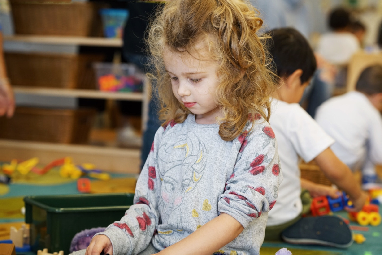 Sony FE 85mm F1.4 GM sample photo. Girl in the classroom photography