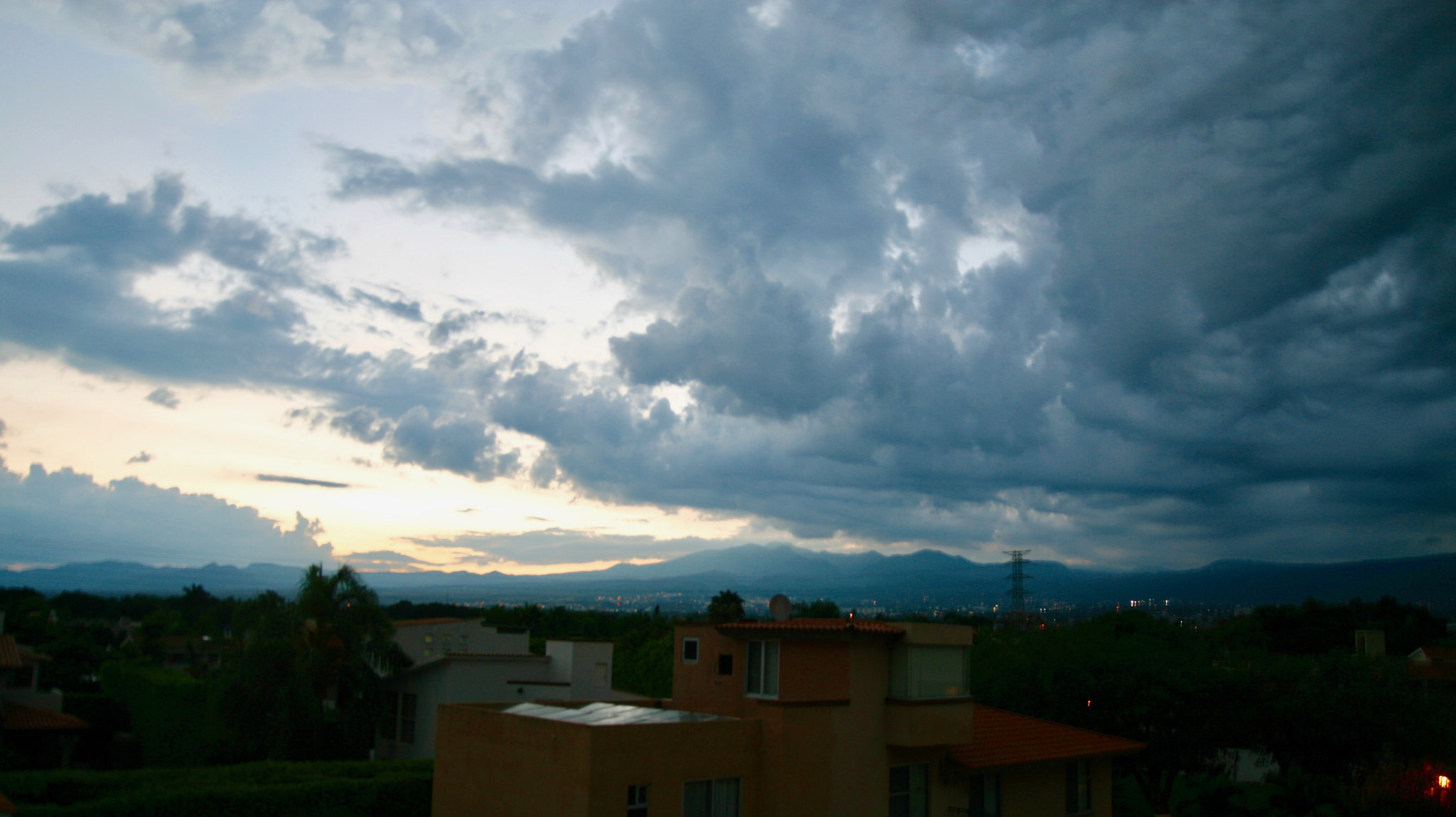 Sigma 15-30mm f/3.5-4.5 EX DG Aspherical sample photo. Sunset in cloudy day. photography