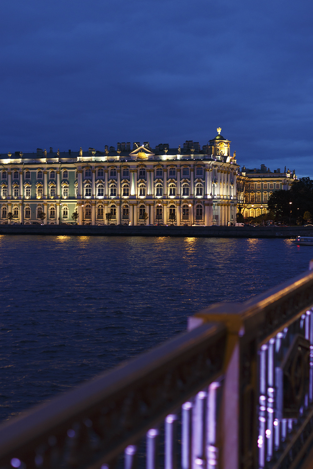 Canon EOS 650D (EOS Rebel T4i / EOS Kiss X6i) + Sigma 35mm F1.4 DG HSM Art sample photo. Saint-petersburg at night photography