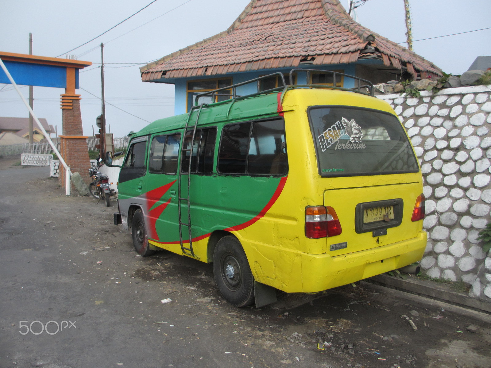 Canon PowerShot ELPH 310 HS (IXUS 230 HS / IXY 600F) sample photo. Van by the street photography