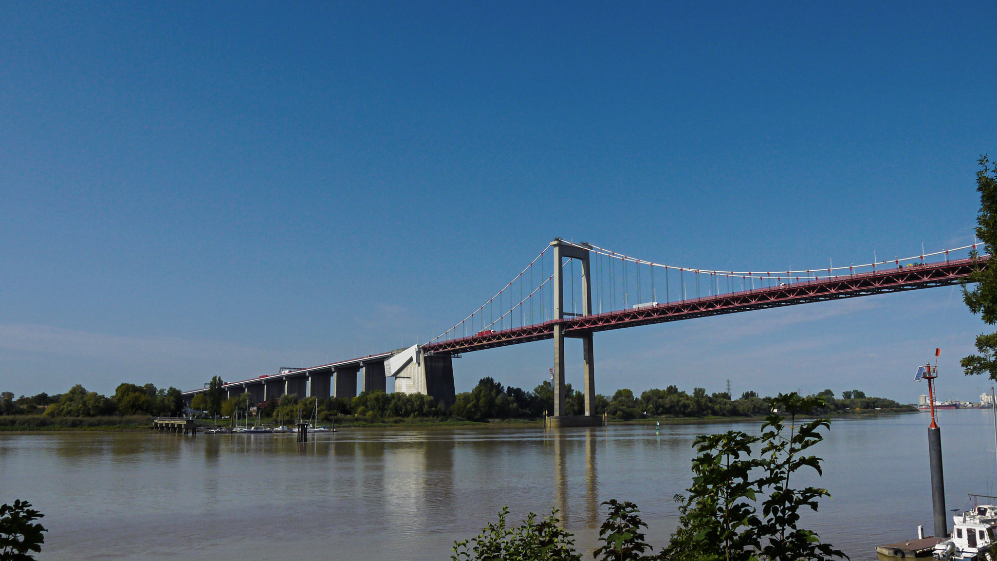 Panasonic Lumix DMC-GF2 + Panasonic Lumix G Vario 14-42mm F3.5-5.6 ASPH OIS sample photo. Pont d' aquitaine photography