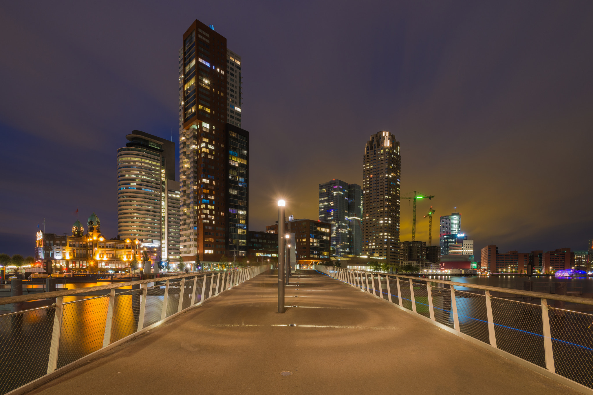 Nikon AF-S Nikkor 17-35mm F2.8D ED-IF sample photo. Nightlight photography