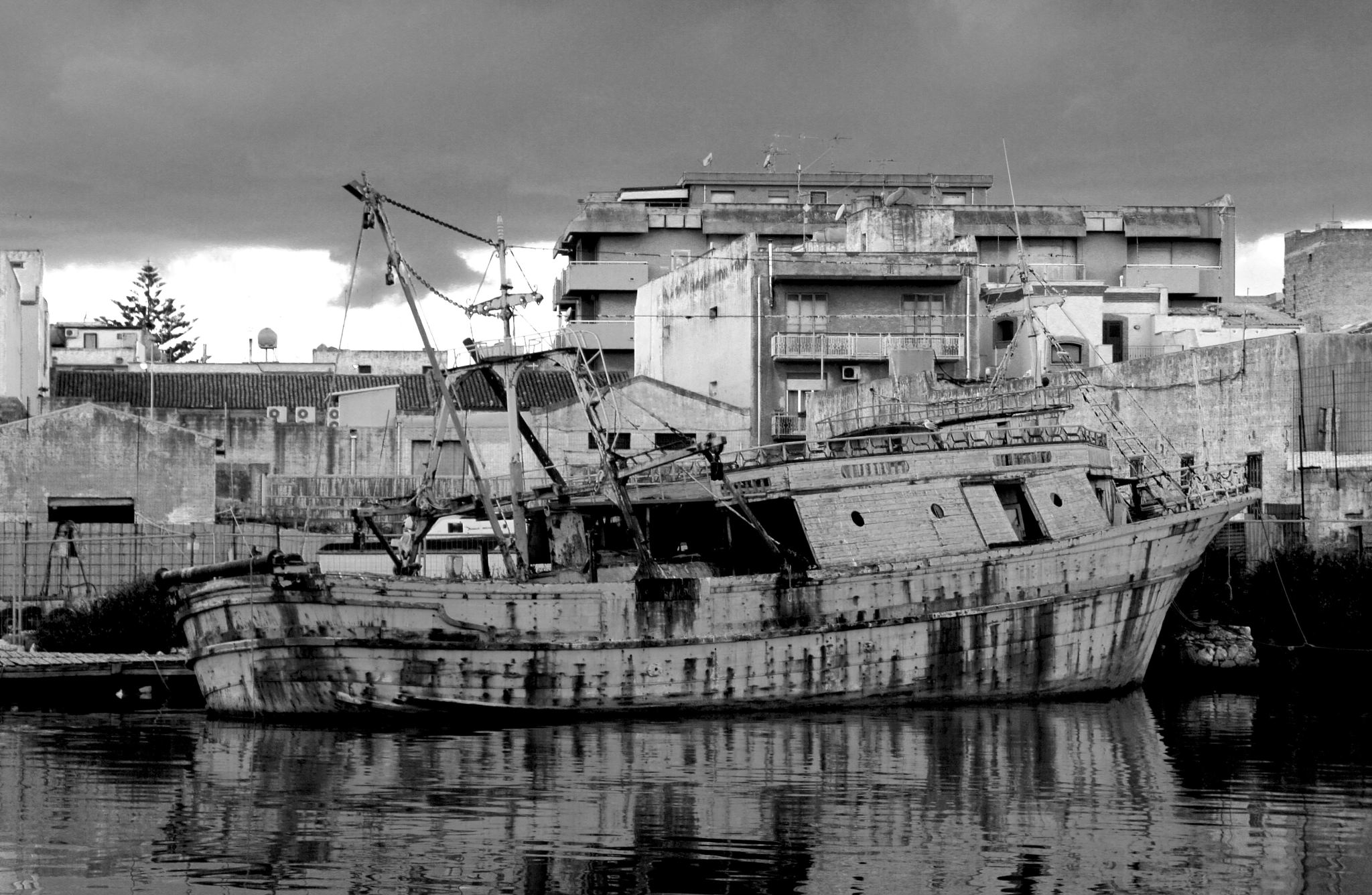 Sony Alpha NEX-5 + Sony E 18-55mm F3.5-5.6 OSS sample photo. Boat (b&w) photography