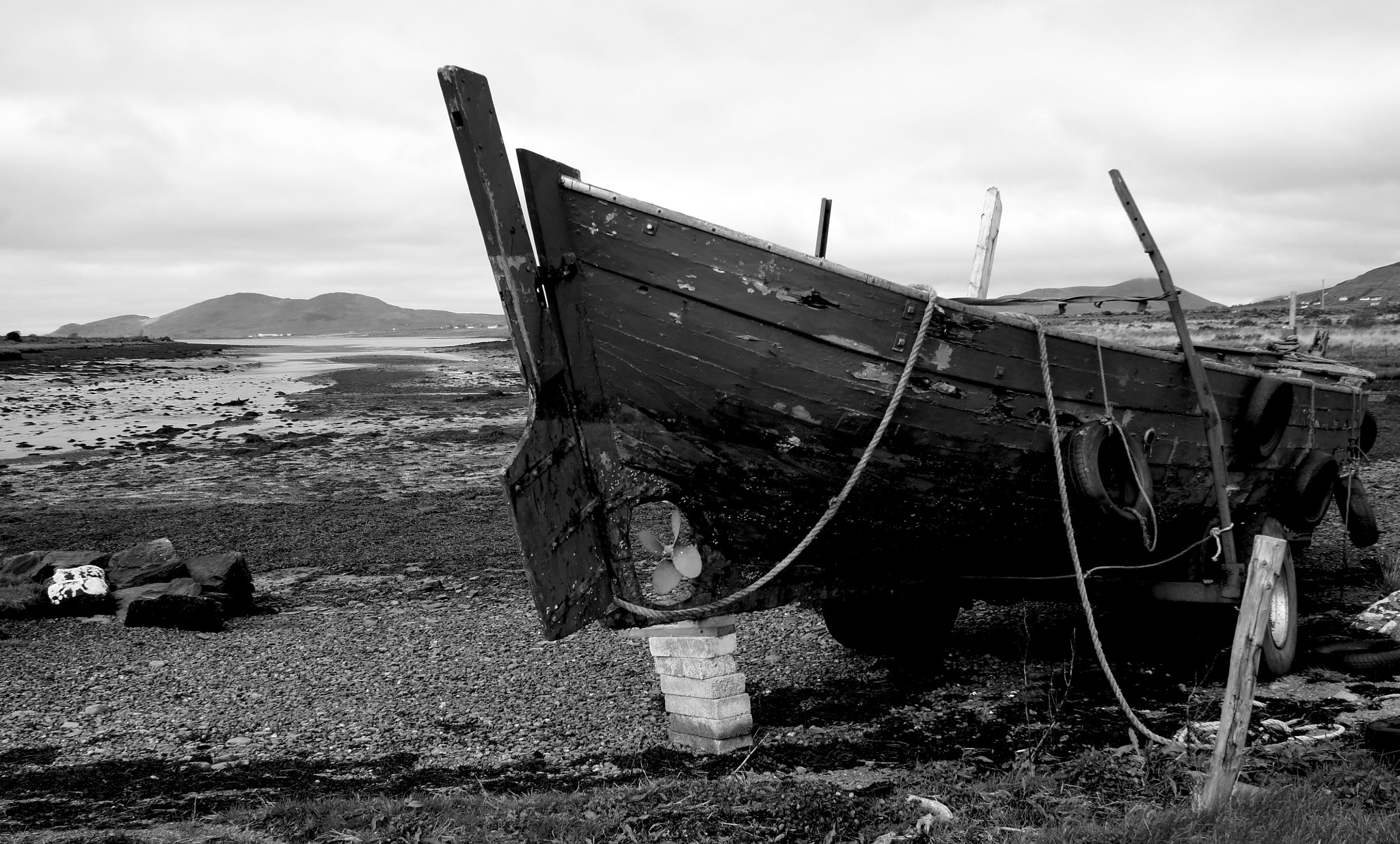 Sony Alpha NEX-5 sample photo. Boat, skellig ring (b&w) photography