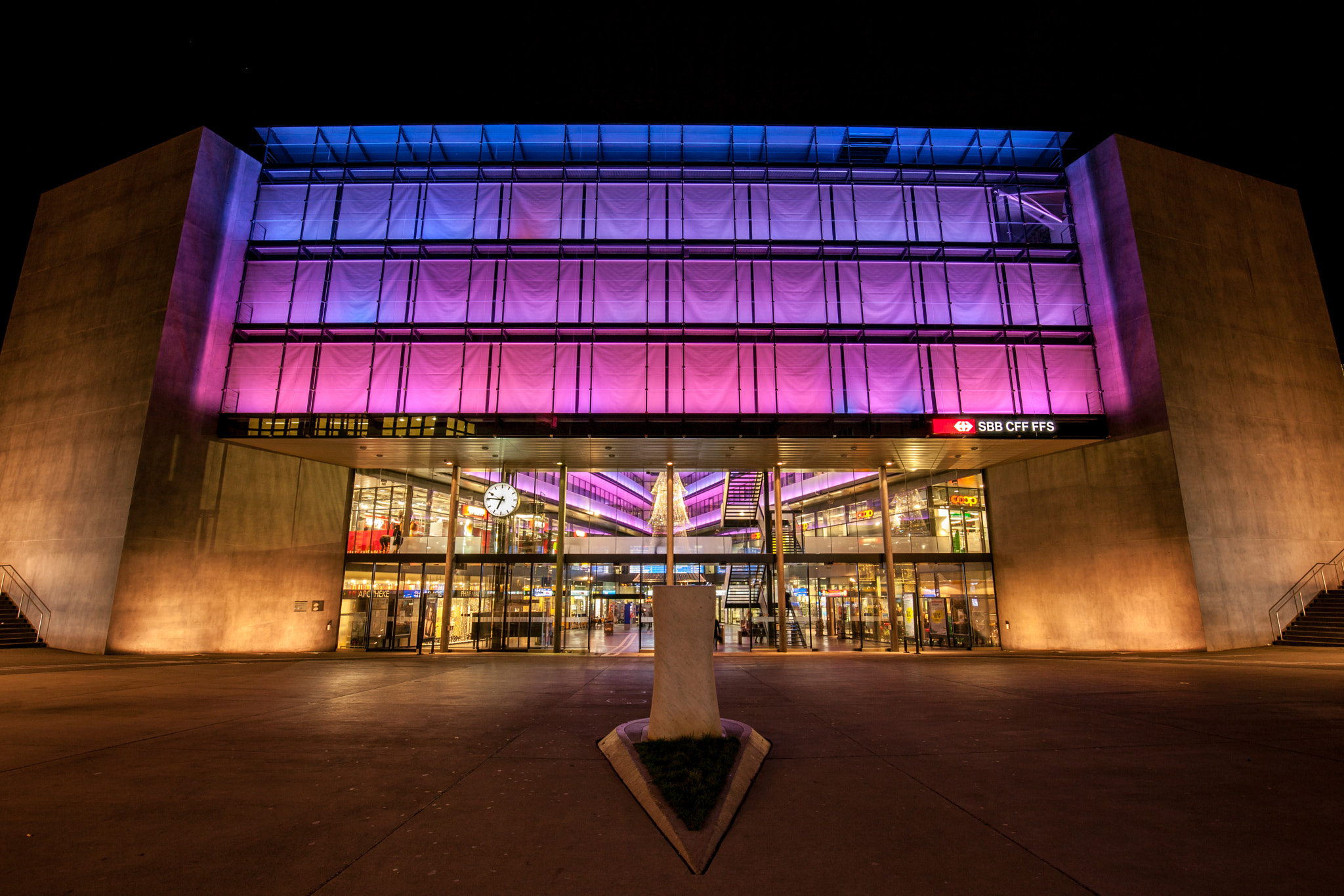 Canon EOS 5D Mark II + Canon EF 16-35mm F4L IS USM sample photo. Sbb bahnhof zug bei nacht photography