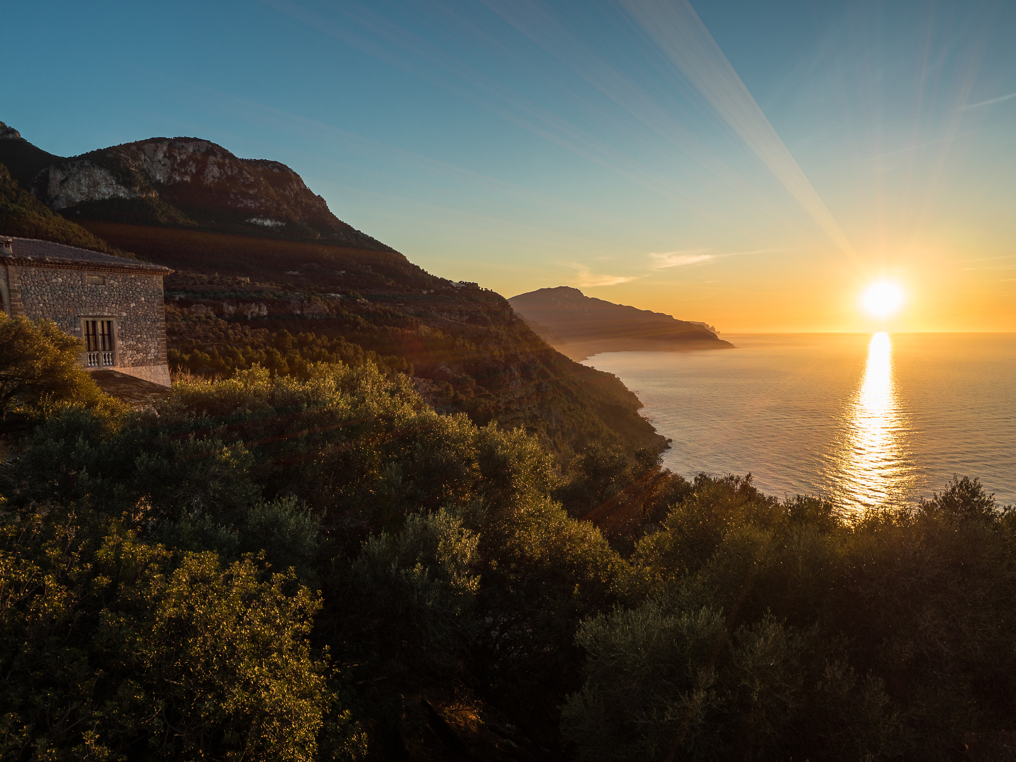 Olympus OM-D E-M5 II + OLYMPUS M.9-18mm F4.0-5.6 sample photo. Sundown over the sea photography