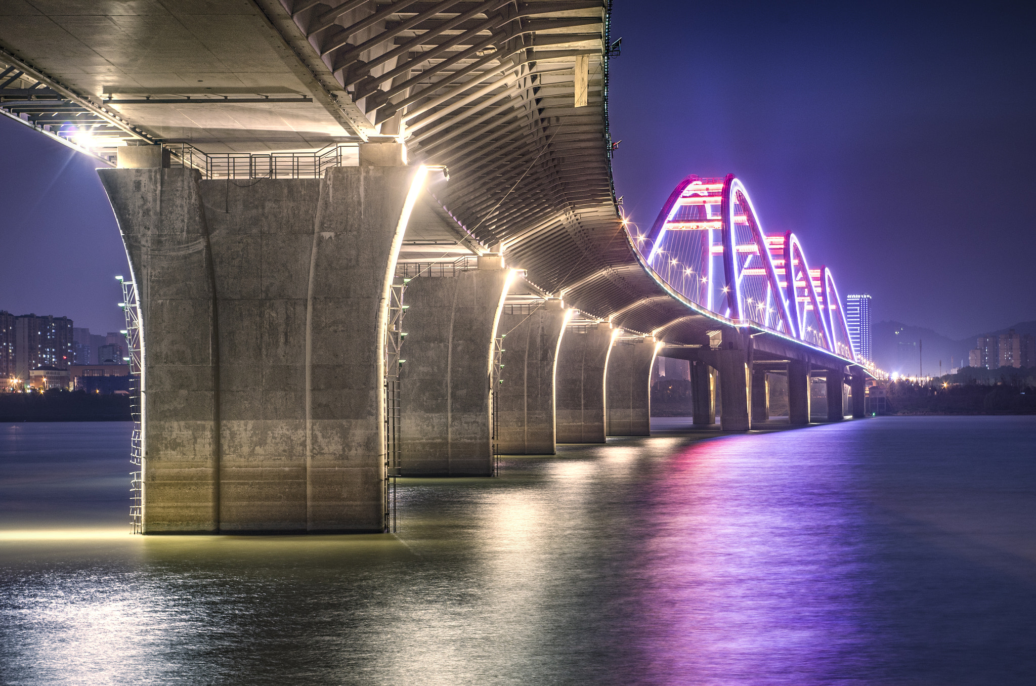 Pentax smc DA 18-55mm F3.5-5.6 AL sample photo. Under the bridge at night photography
