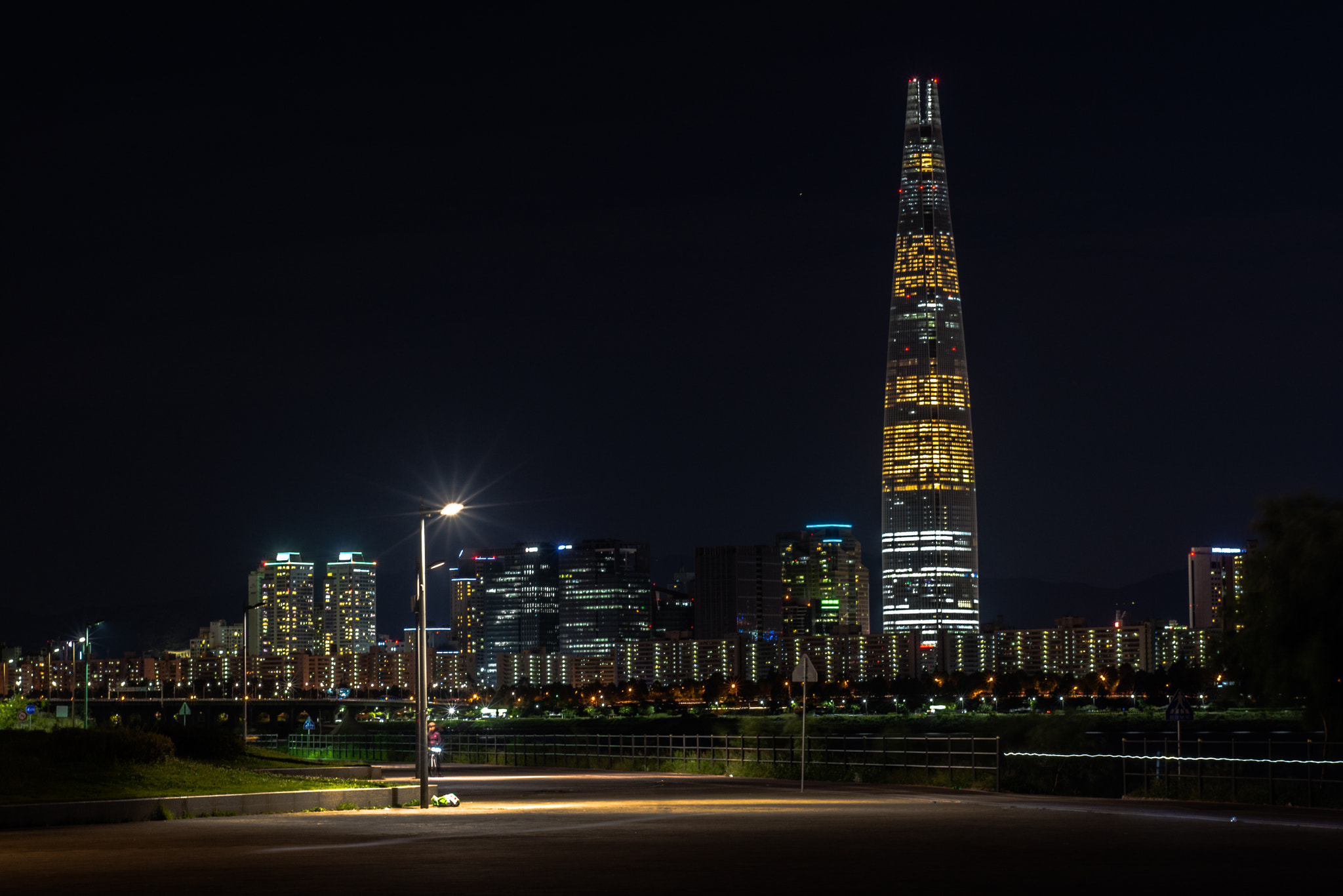 Nikon D7100 + AF Zoom-Nikkor 35-70mm f/2.8D sample photo. Mega mall - seoul photography