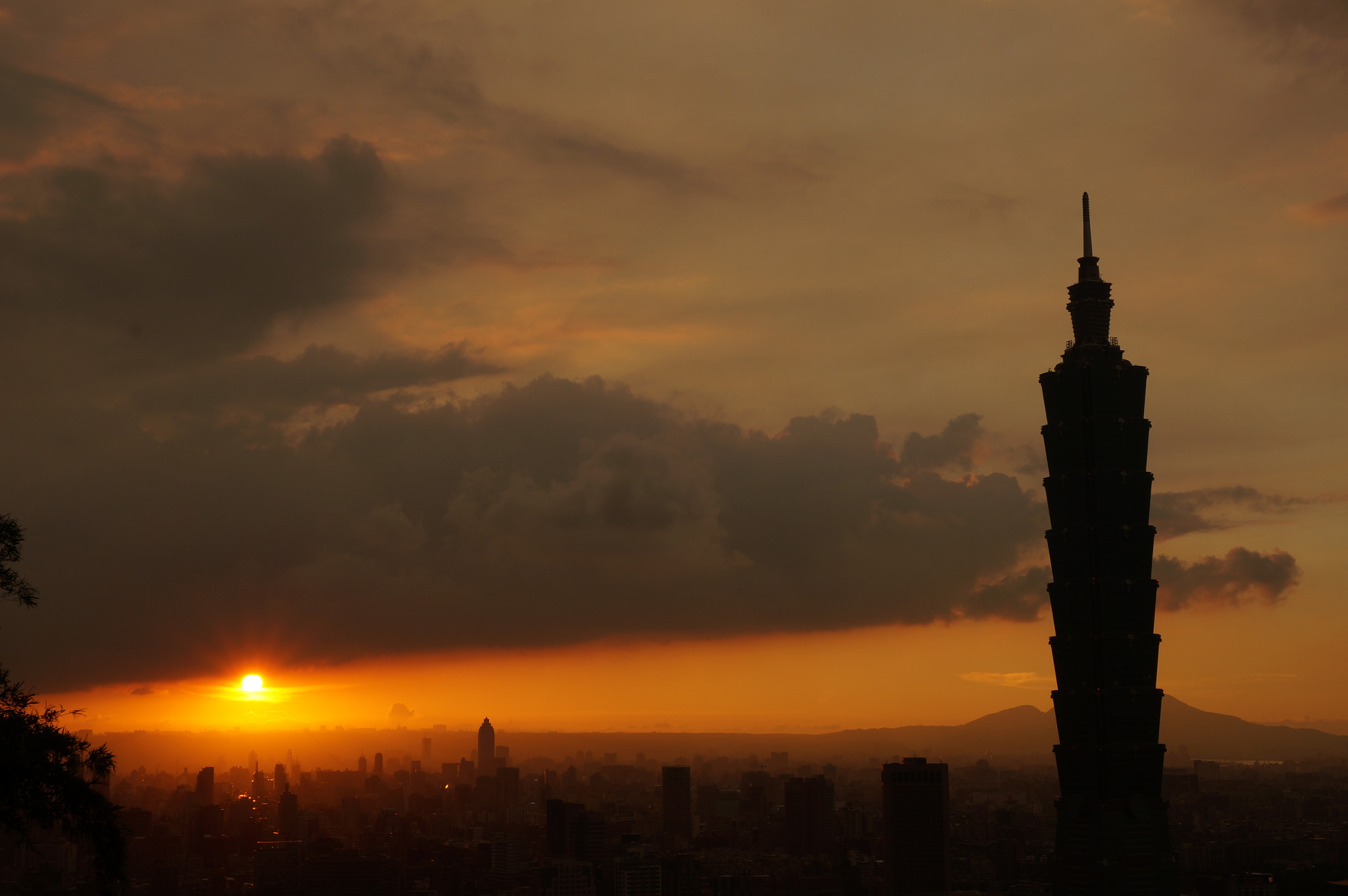 Sony Alpha NEX-6 + Sony E 18-50mm F4-5.6 sample photo. Sunset in taipei.jpg photography