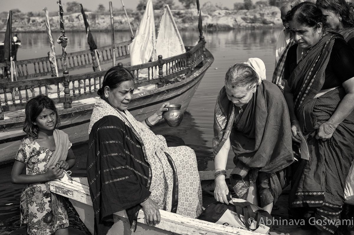 Leica Summarit-M 50mm F2.5 sample photo. Women on boat photography