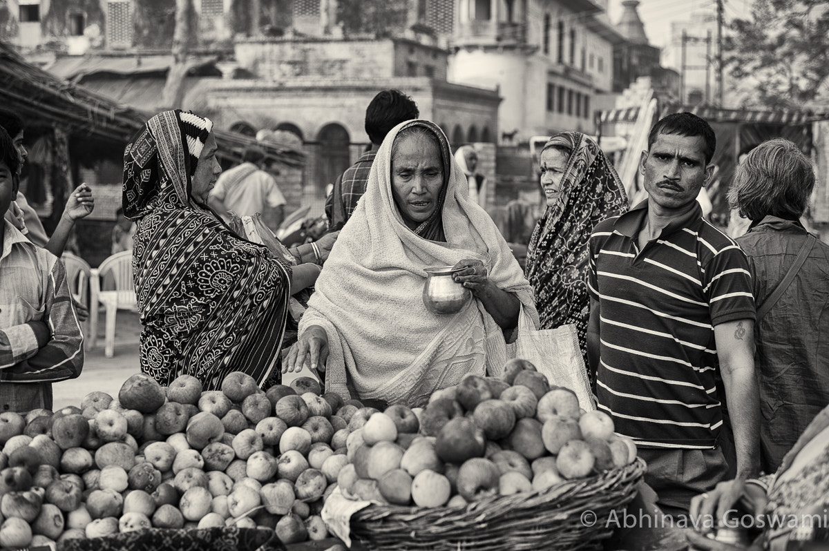 Leica Summarit-M 50mm F2.5 sample photo. Apple seller photography