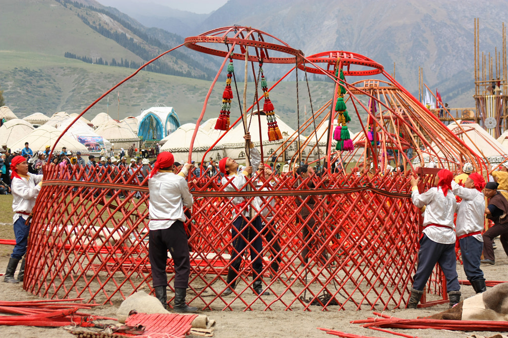 Installation of the yurt by Roman Arnold on 500px.com