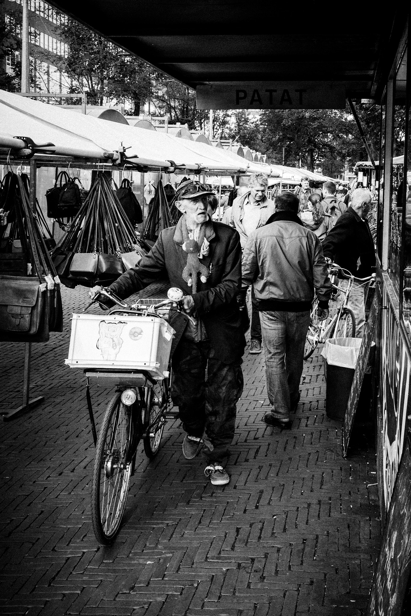 Canon EF-S 24mm F2.8 STM sample photo. Man with monkey ~ amsterdam photography