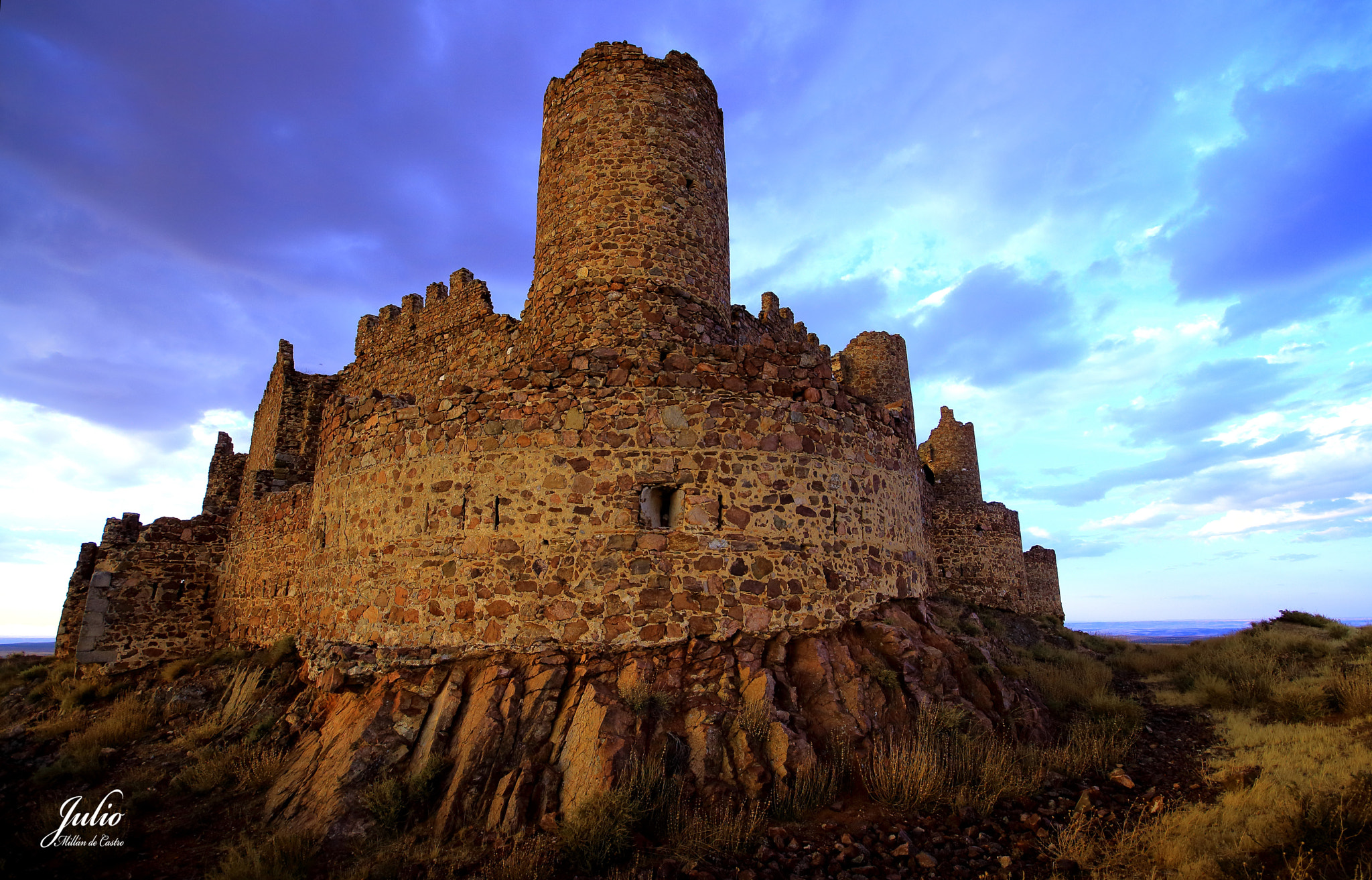 Canon EOS 650D (EOS Rebel T4i / EOS Kiss X6i) + Sigma 10-20mm F4-5.6 EX DC HSM sample photo. Castillo de almonacid photography