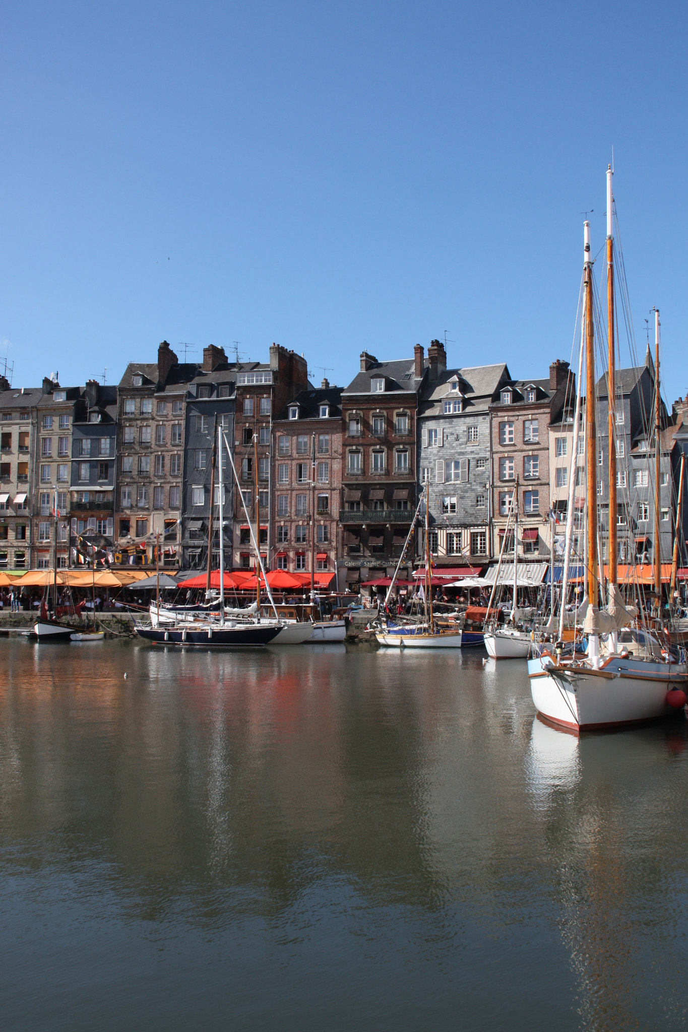 Canon EOS 450D (EOS Rebel XSi / EOS Kiss X2) + Canon EF-S 18-200mm F3.5-5.6 IS sample photo. Le port d'honfleur en france photography