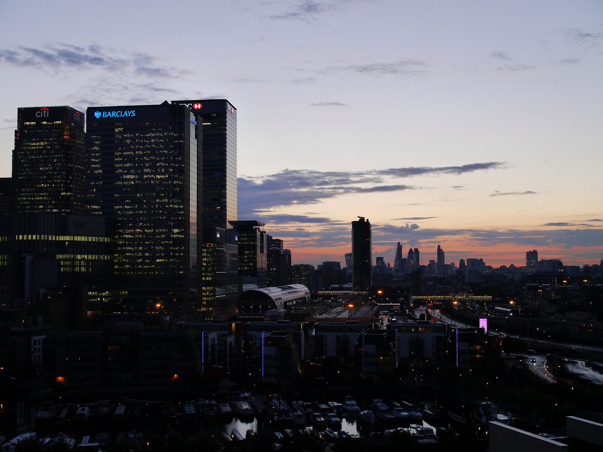 Panasonic Lumix DMC-G5 + Olympus M.Zuiko Digital 25mm F1.8 sample photo. Canary wharf at dusk photography