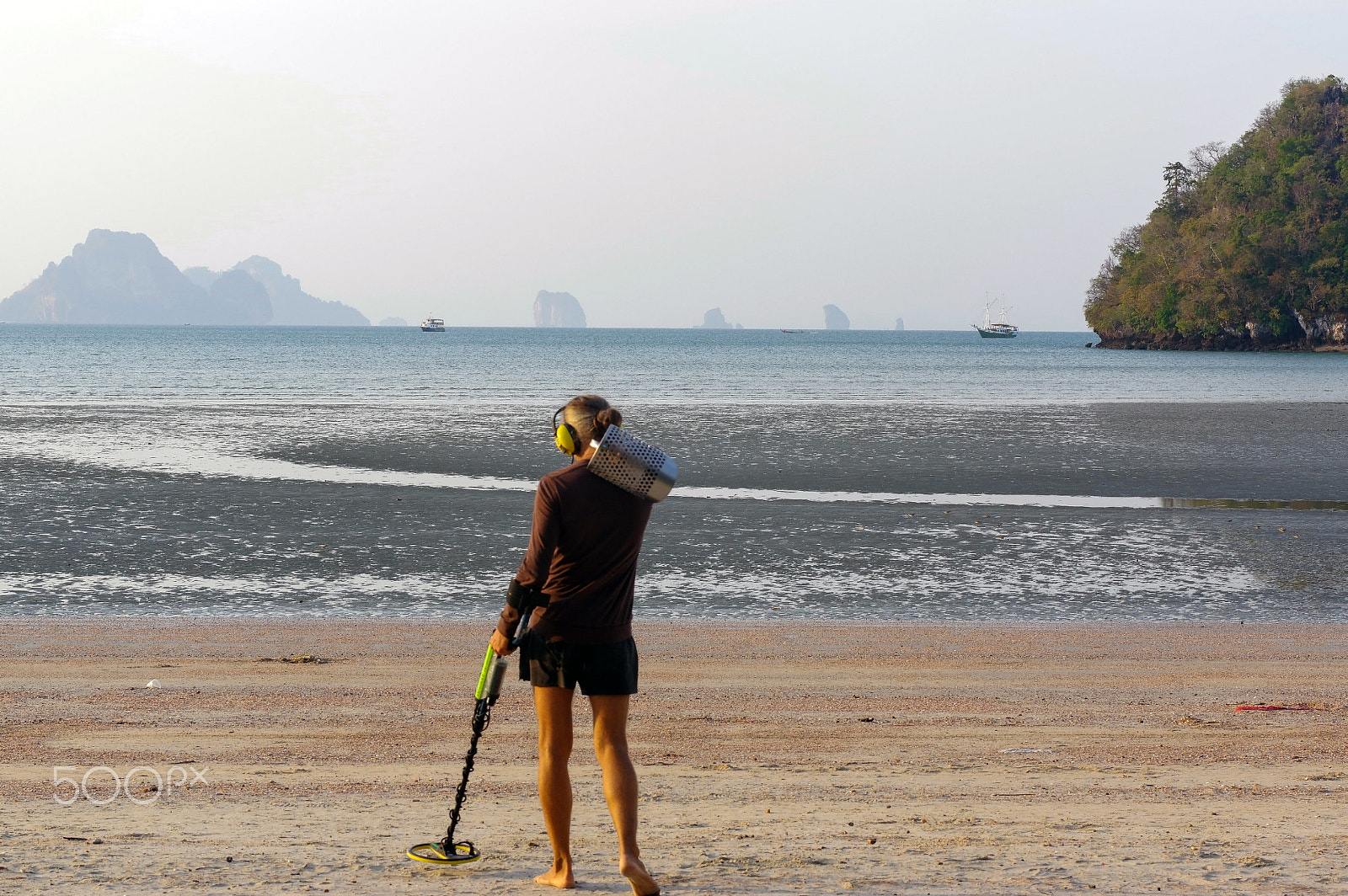 Pentax K-3 sample photo. Treasure hunter with metal detector on the beach photography