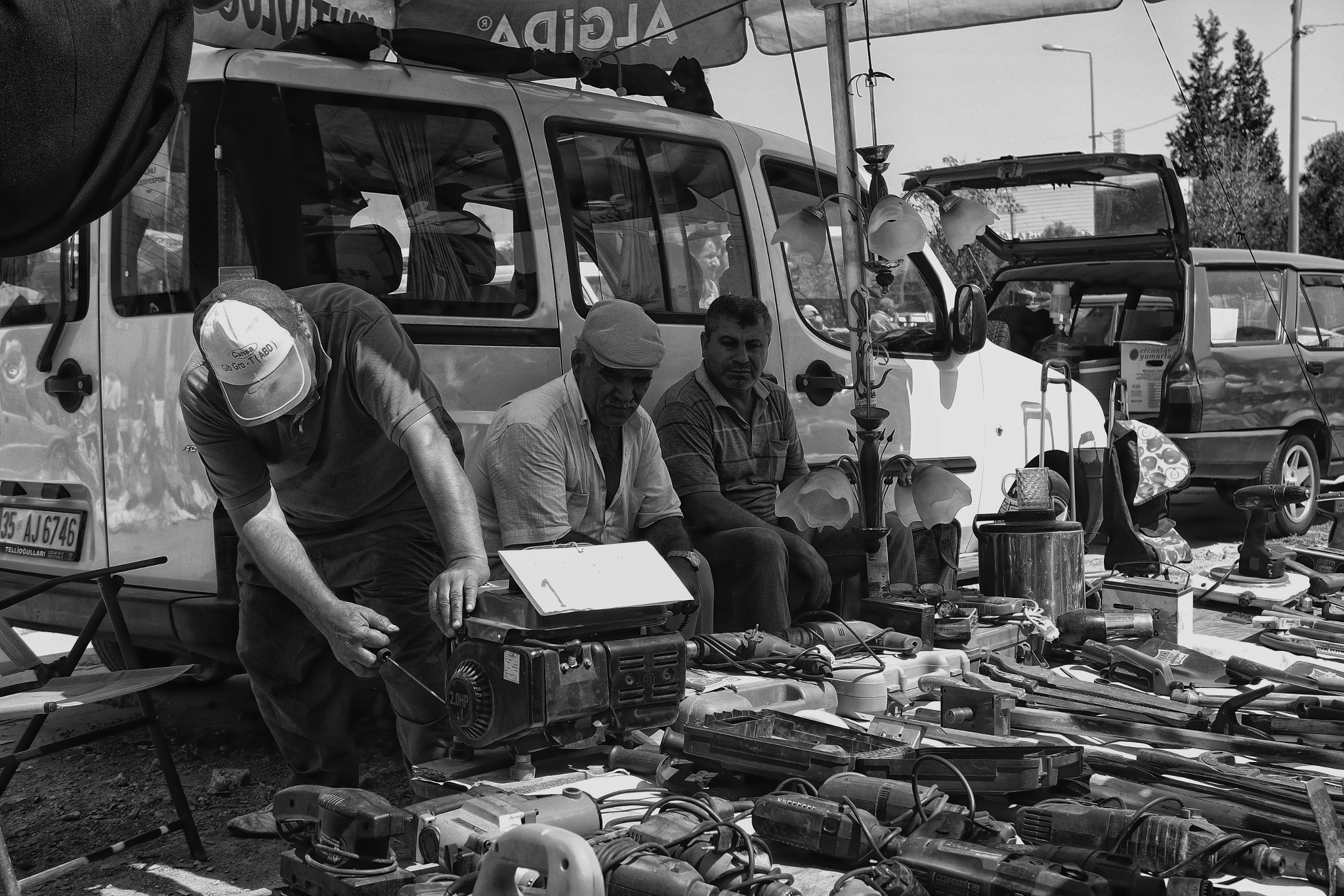 NX-M 17mm F1.8 sample photo. Seller at flea market photography