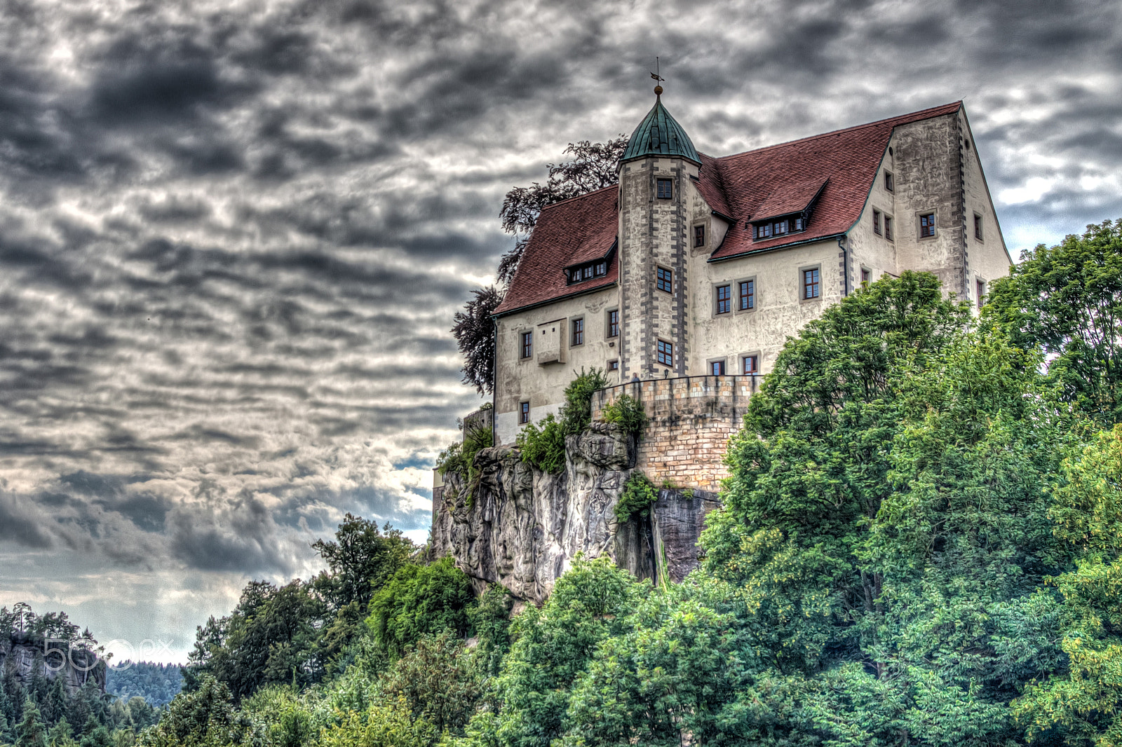 Canon EOS 50D + Sigma 17-70mm F2.8-4 DC Macro OS HSM sample photo. Schloss hohnstein hdr photography