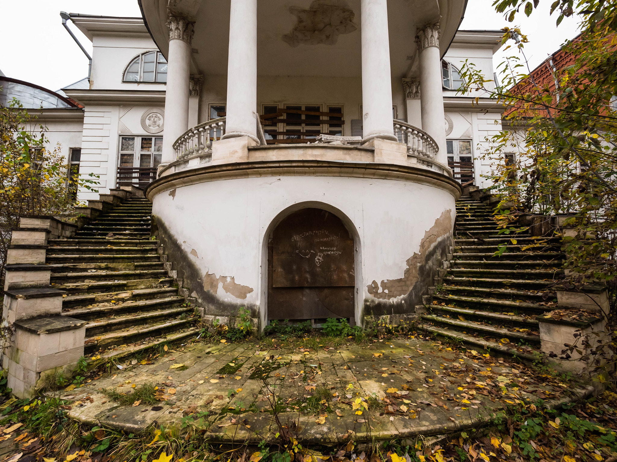 Panasonic Lumix DMC-GH4 + Olympus M.Zuiko Digital ED 7-14mm F2.8 PRO sample photo. Pokrovskoye-streshnevo estate photography